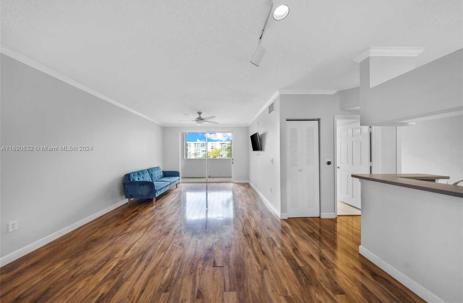 Small Image of 17125 N Bay Rd, Sunny Isles Beach, FL 33160, USA Number 3