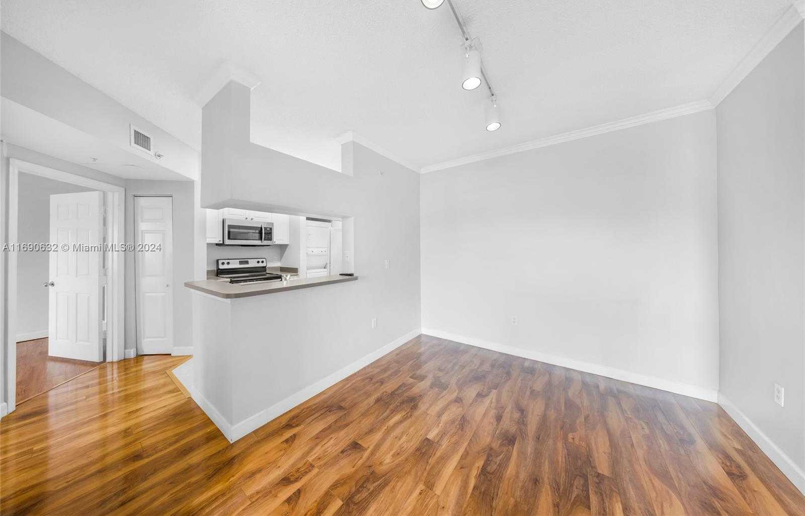 Small Image of 17125 N Bay Rd, Sunny Isles Beach, FL 33160, USA Number 4