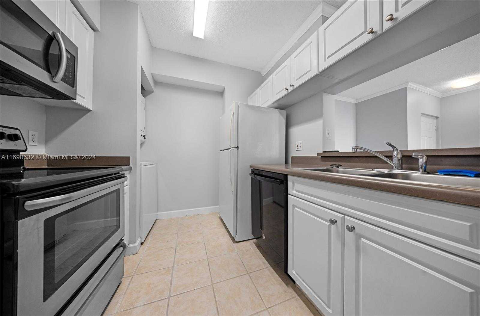 Small Image of 17125 N Bay Rd, Sunny Isles Beach, FL 33160, USA Number 6