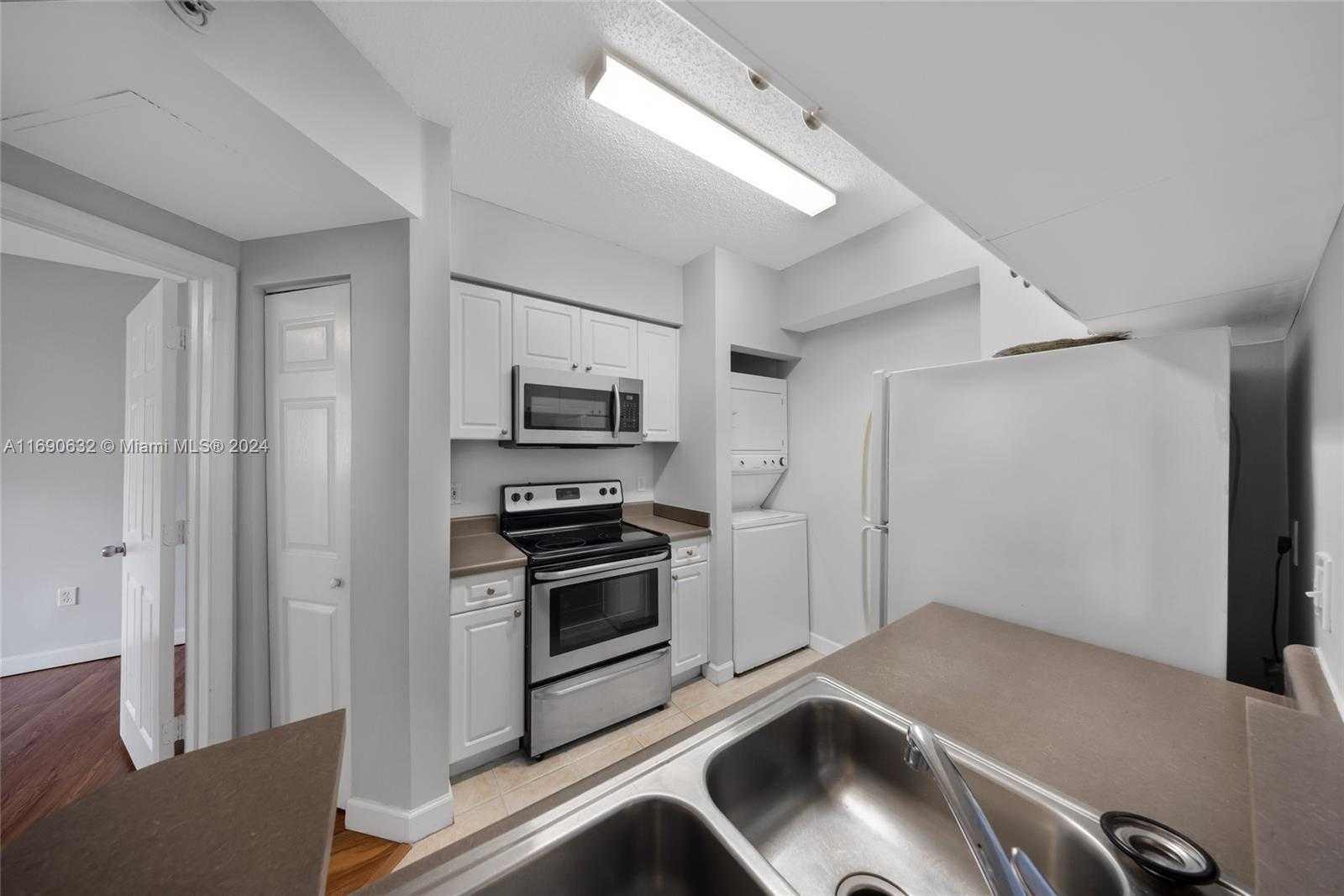 Small Image of 17125 N Bay Rd, Sunny Isles Beach, FL 33160, USA Number 7