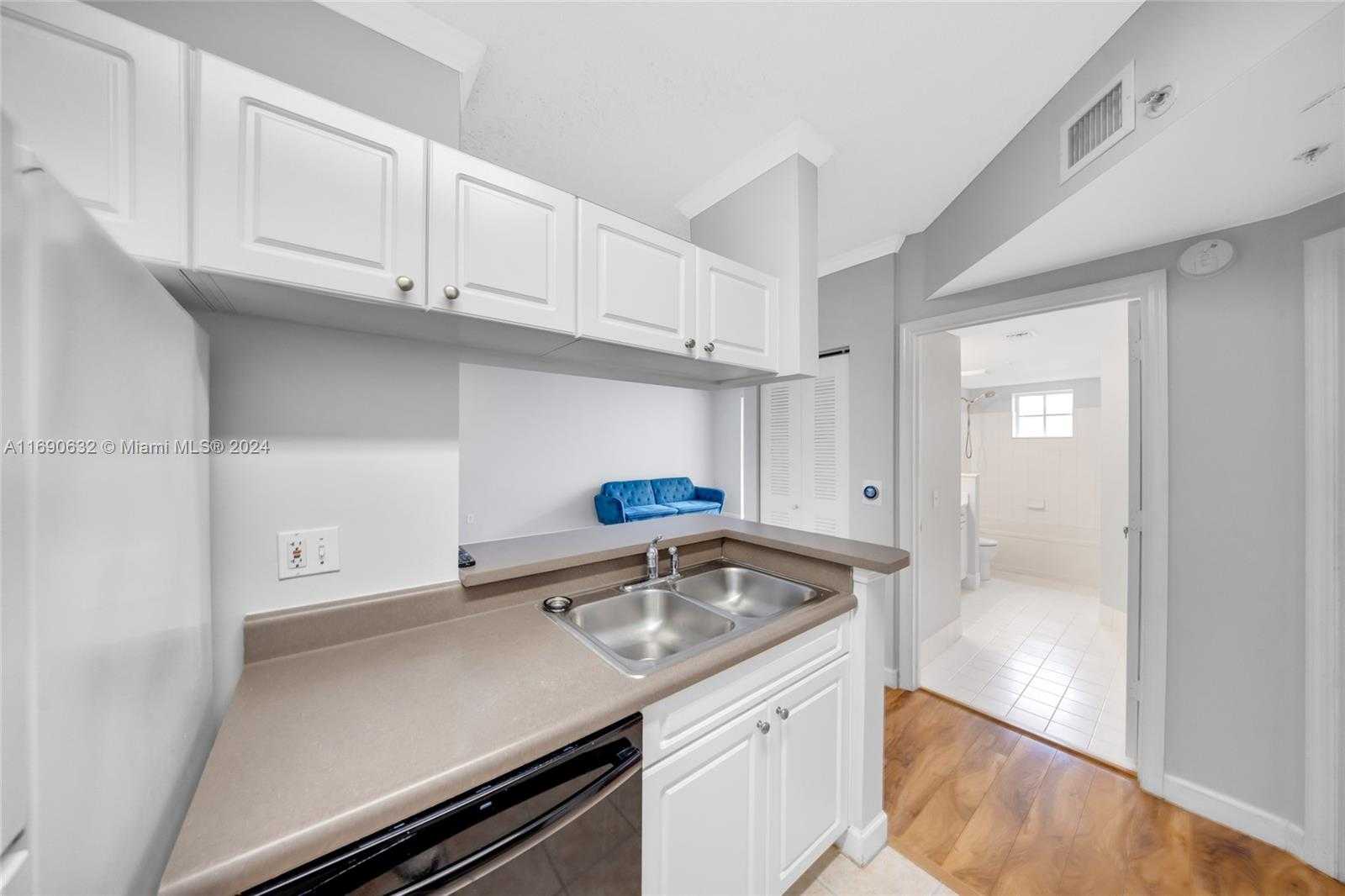 Small Image of 17125 N Bay Rd, Sunny Isles Beach, FL 33160, USA Number 8