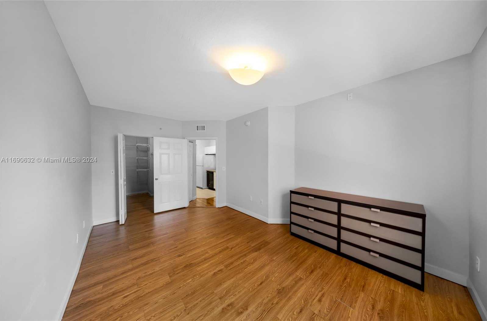 Small Image of 17125 N Bay Rd, Sunny Isles Beach, FL 33160, USA Number 9