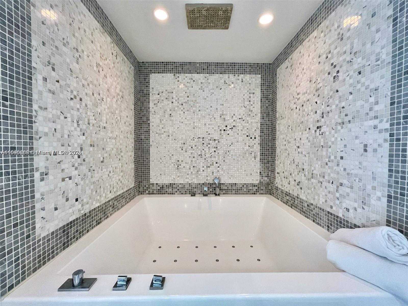 Small Image of 200 BISCAYNE BOULEVARD WAY #3110, Miami Number 3