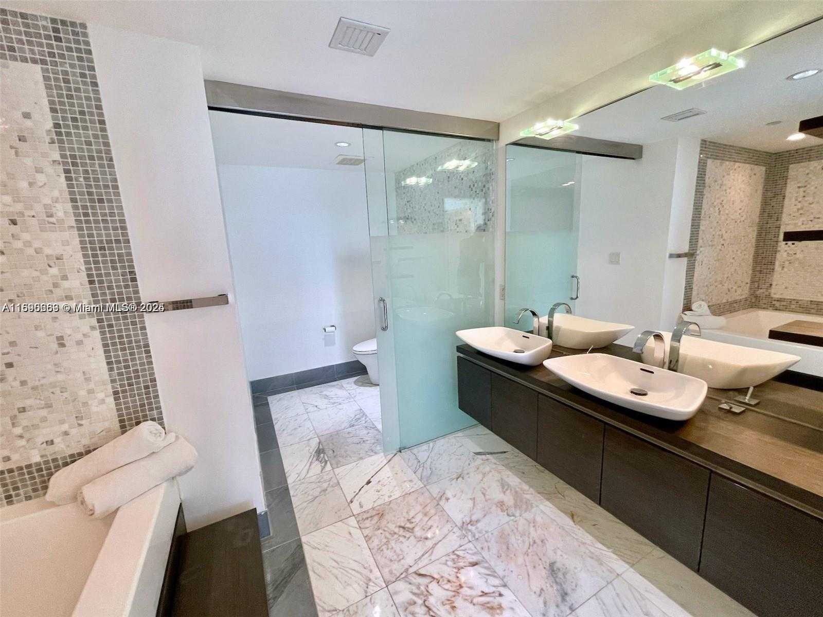 Small Image of 200 BISCAYNE BOULEVARD WAY #3110, Miami Number 4
