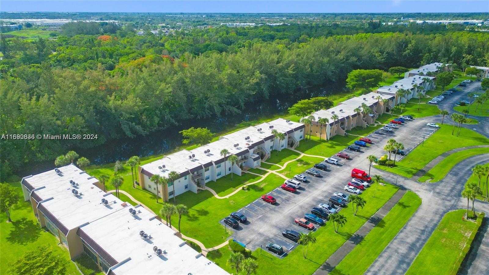 Small Image of 110 LAKE MERYL DR #213, West Palm Beach Number 2