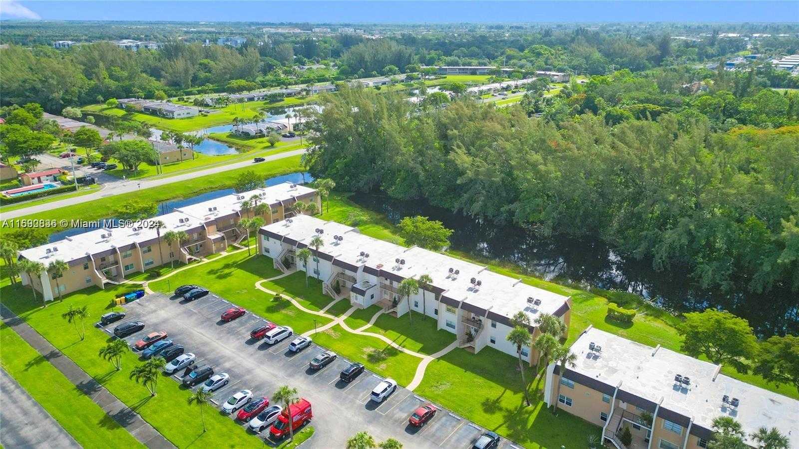 Small Image of 110 LAKE MERYL DR #213, West Palm Beach Number 3
