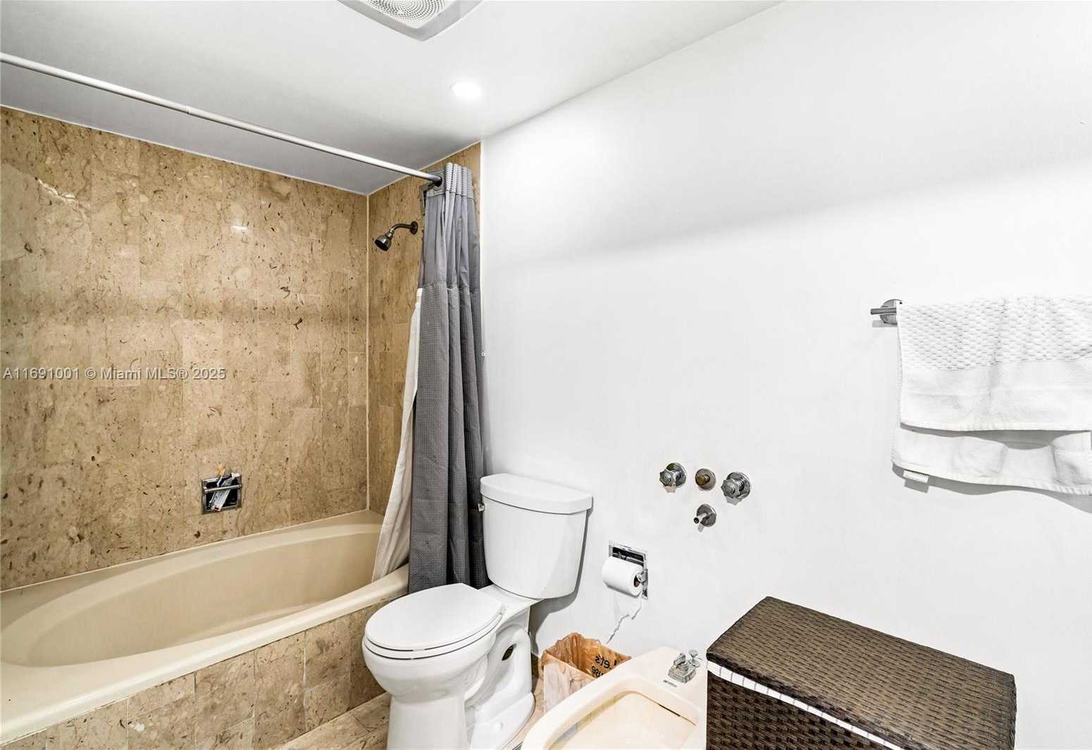 Small Image of 1800 NORTH EAST 114TH ST #811, Miami Number 22
