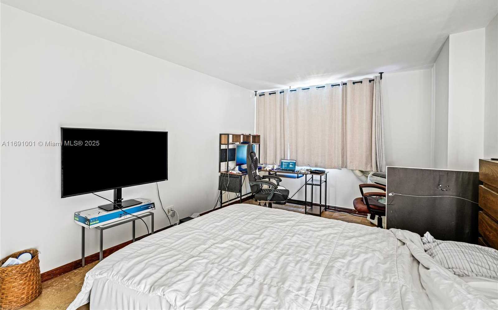 Small Image of 1800 NORTH EAST 114TH ST #811, Miami Number 26