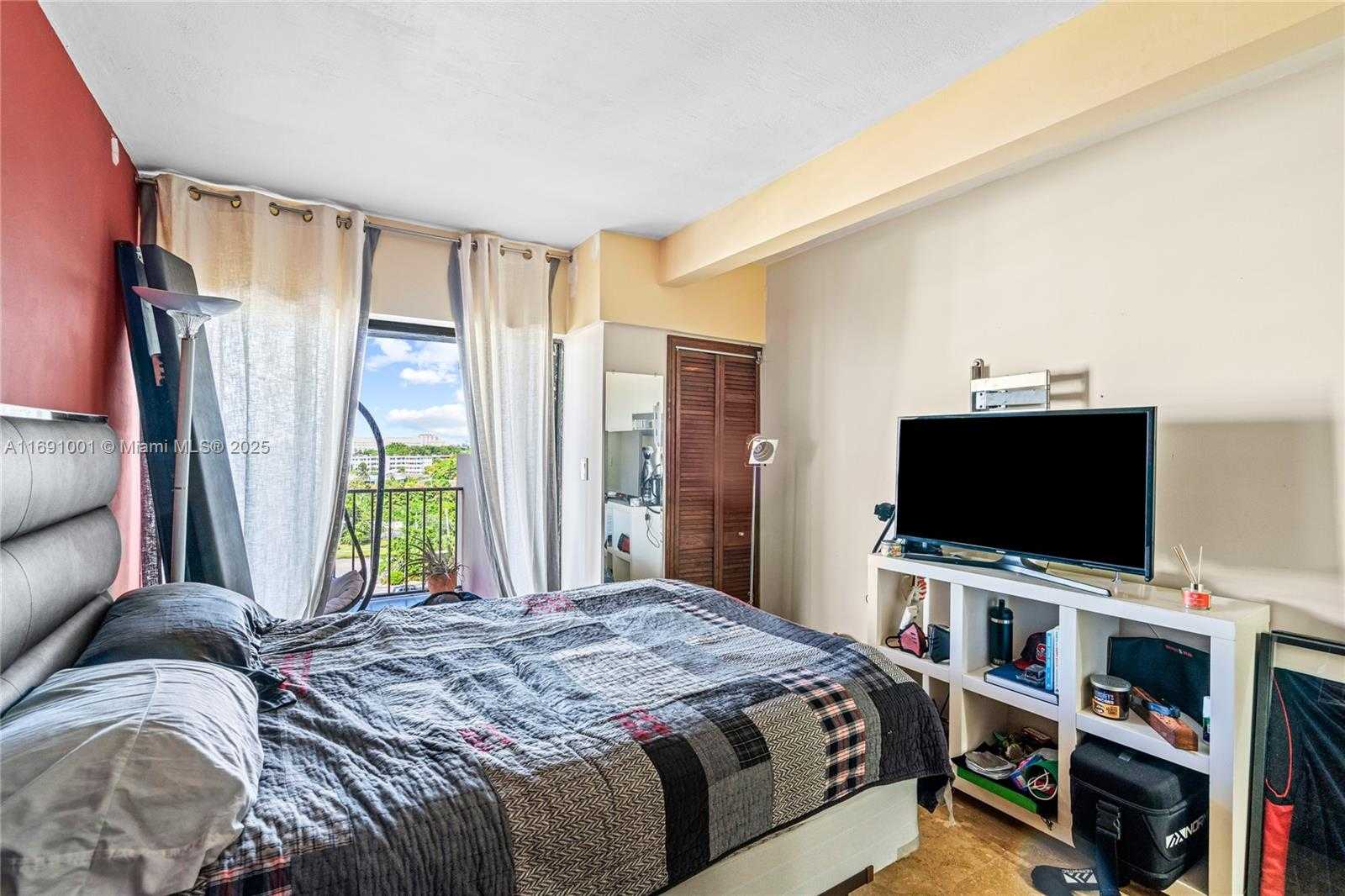 Small Image of 1800 NORTH EAST 114TH ST #811, Miami Number 31