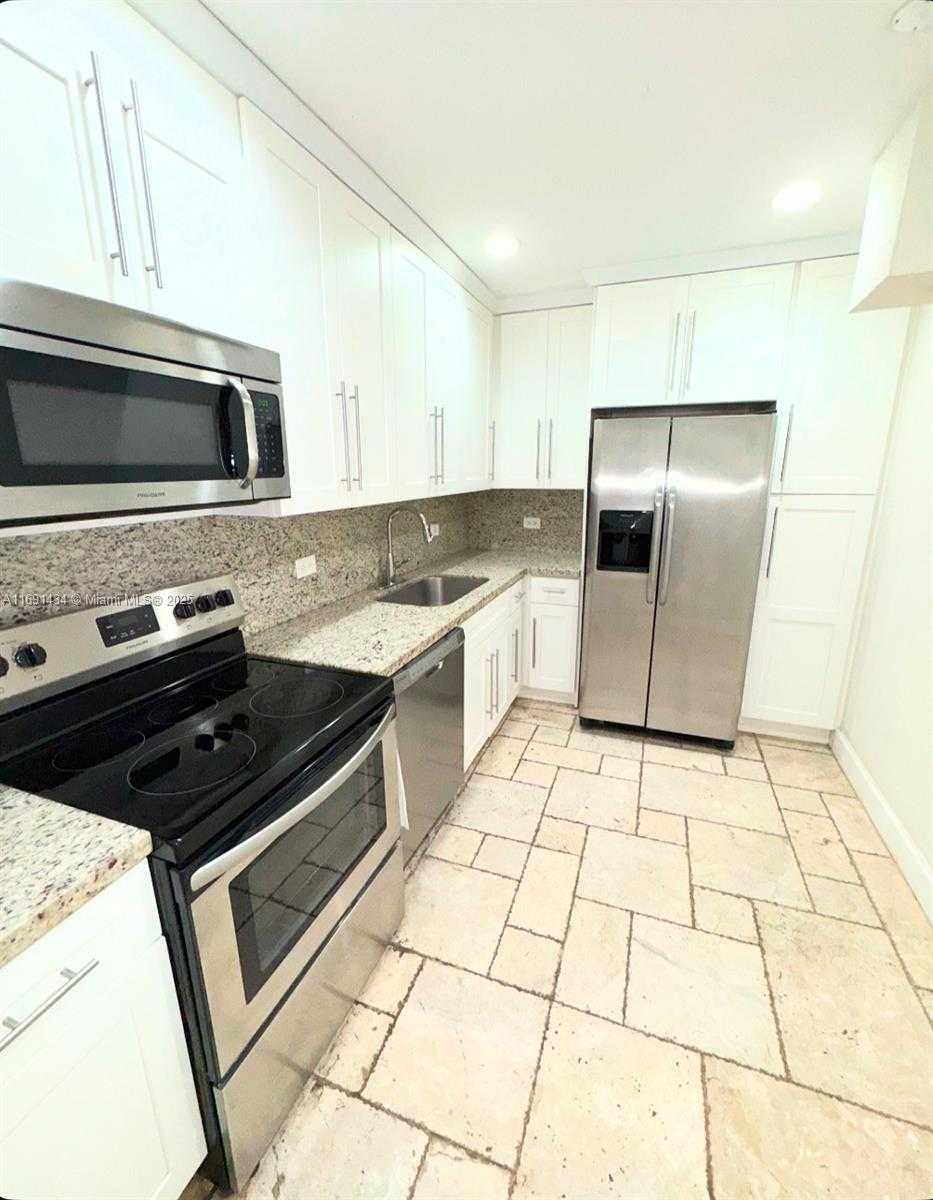 Small Image of 20505 #135, Aventura Number 15