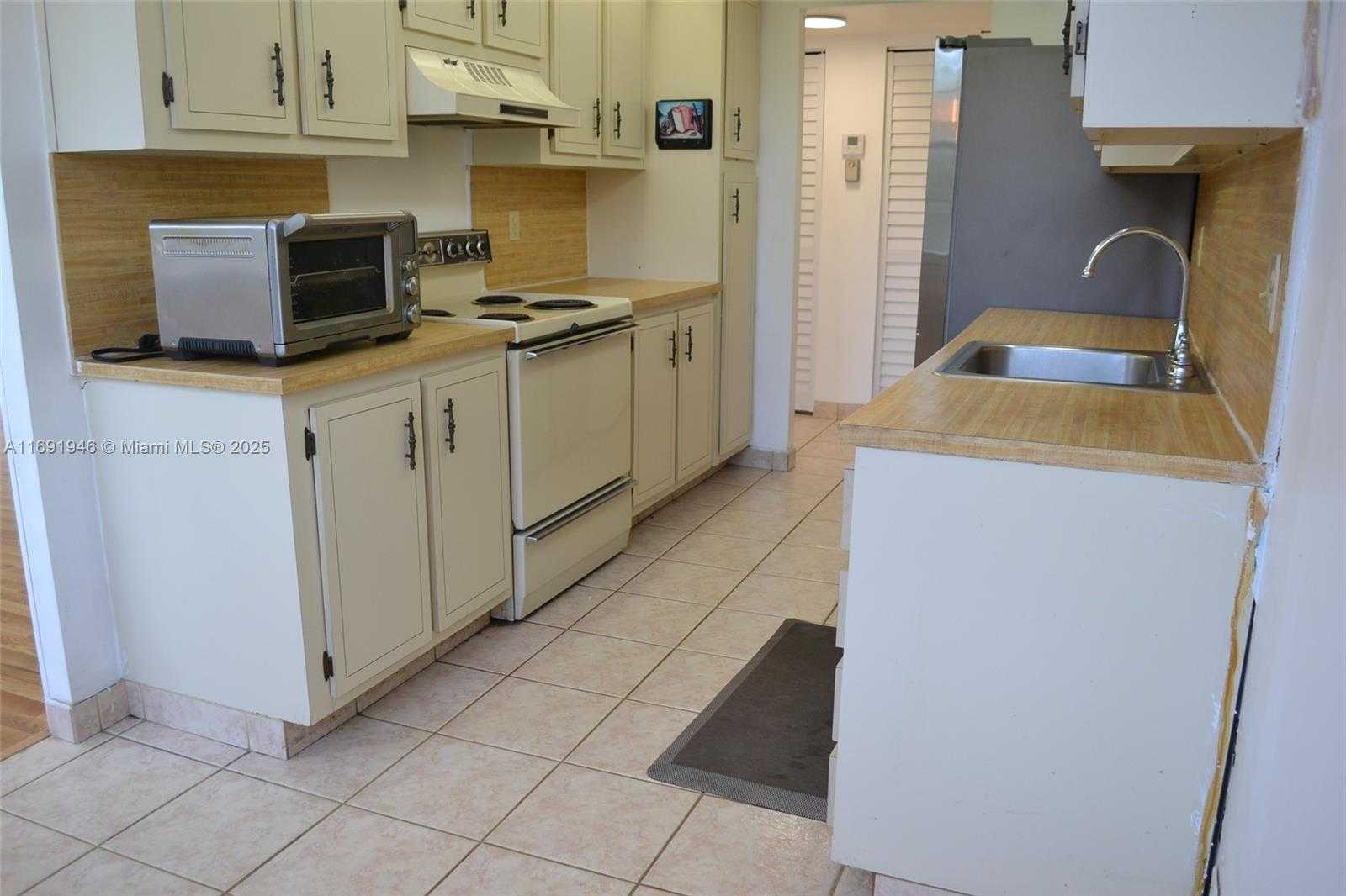Small Image of 1100 SAINT CHARLES PL #219, Pembroke Pines Number 11