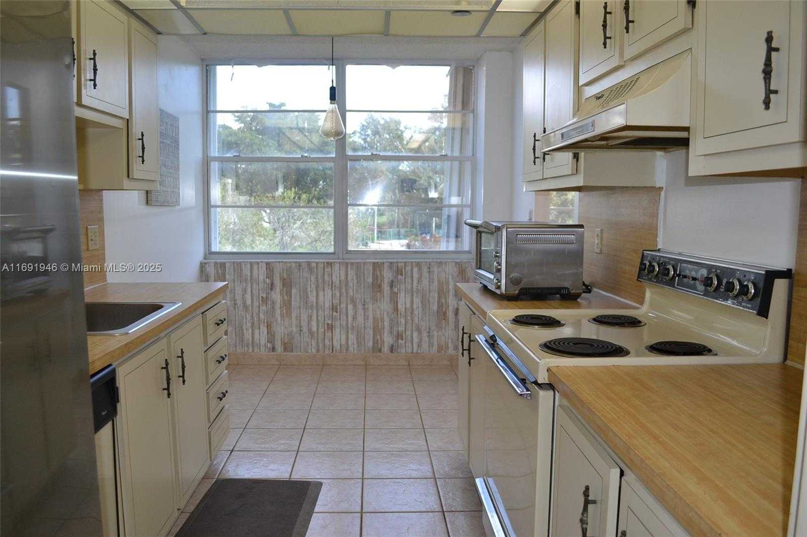 Small Image of 1100 SAINT CHARLES PL #219, Pembroke Pines Number 13