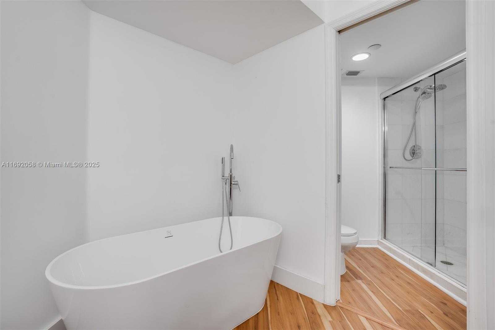 Small Image of 3500 MYSTIC POINTE DR #1205, Aventura Number 19