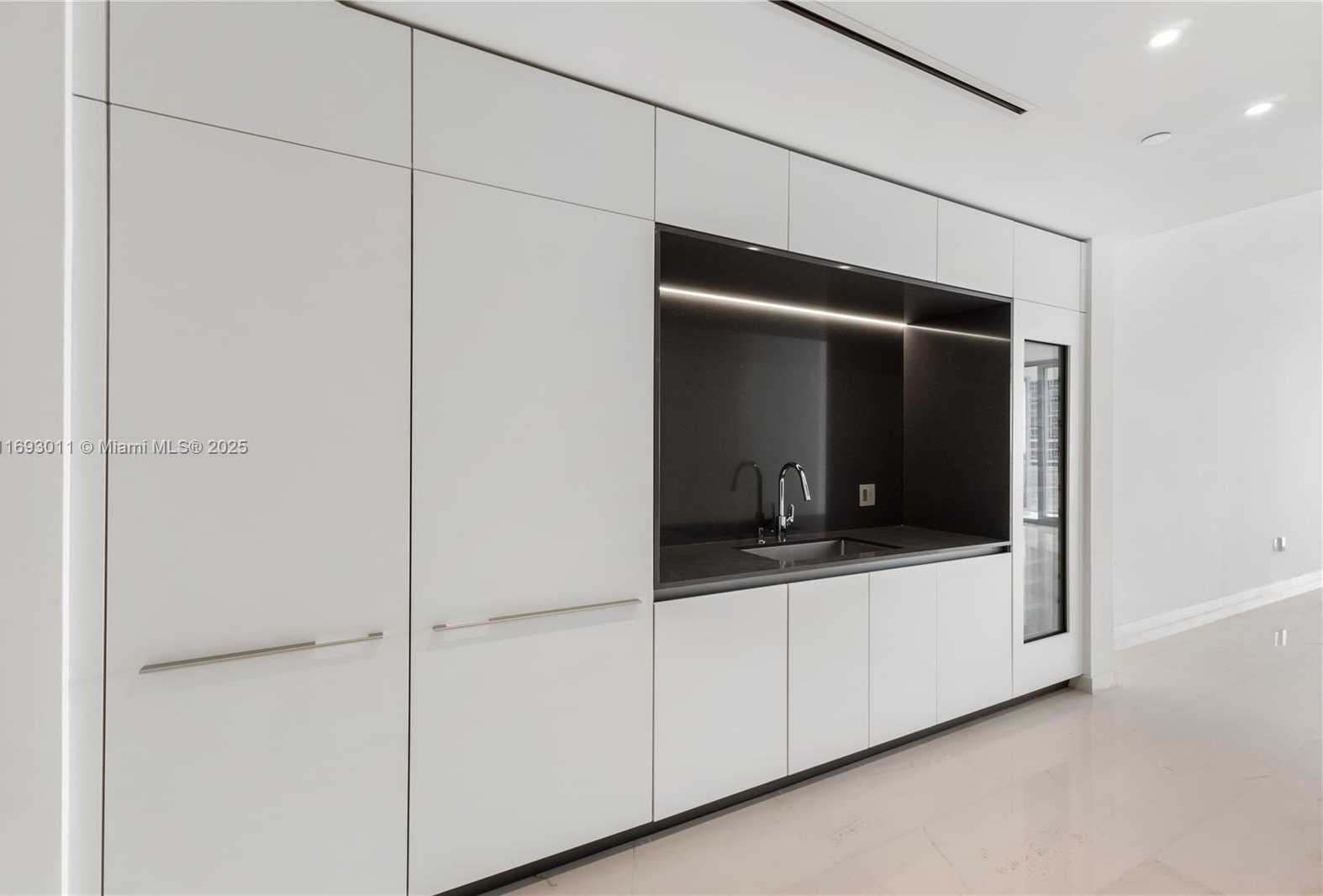 Small Image of 300 BISCAYNE BLVD WAY #2103, Miami Number 21
