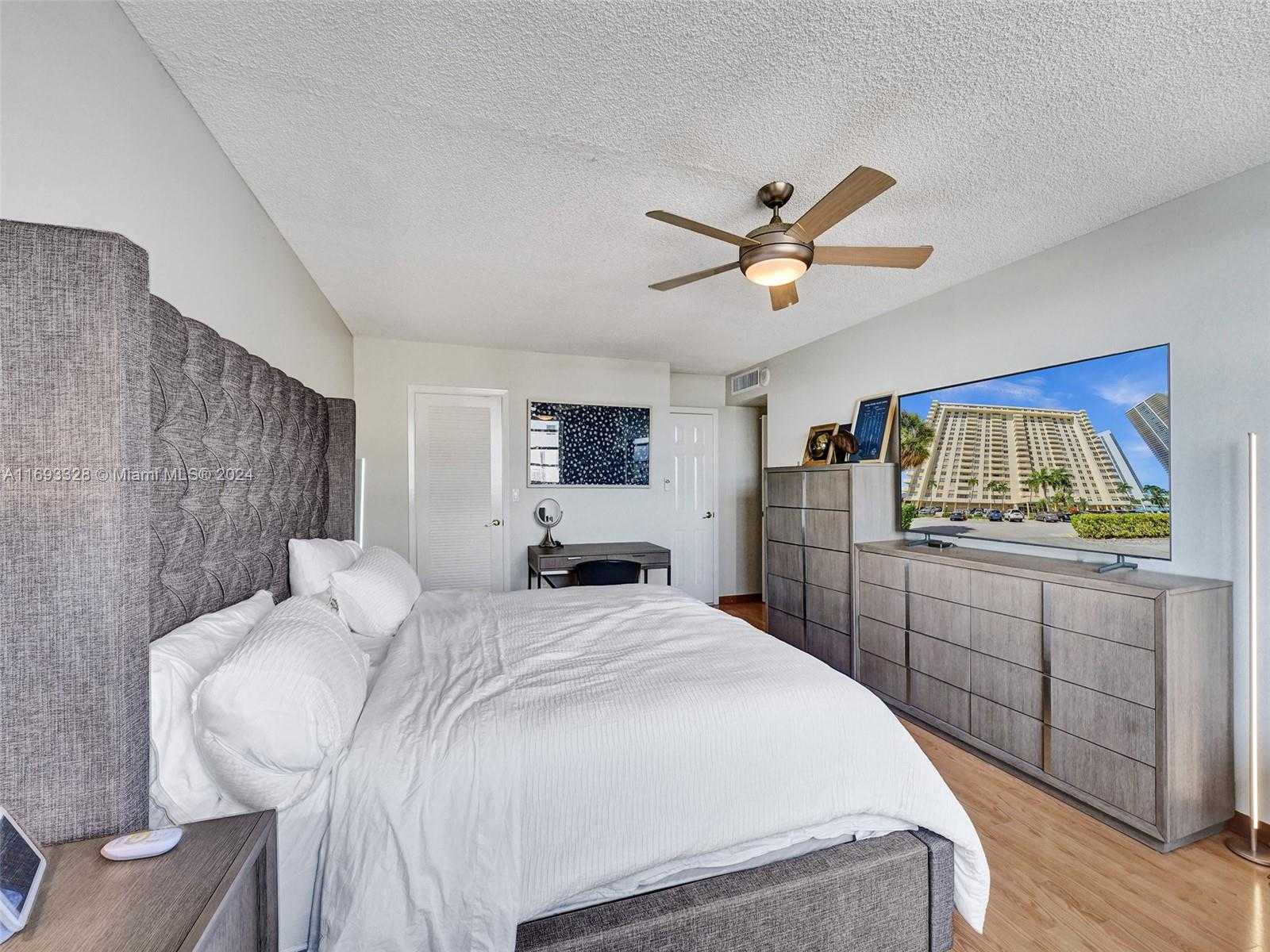 Small Image of 1833 SOUTH OCEAN DR #1702, Hallandale Beach Number 33