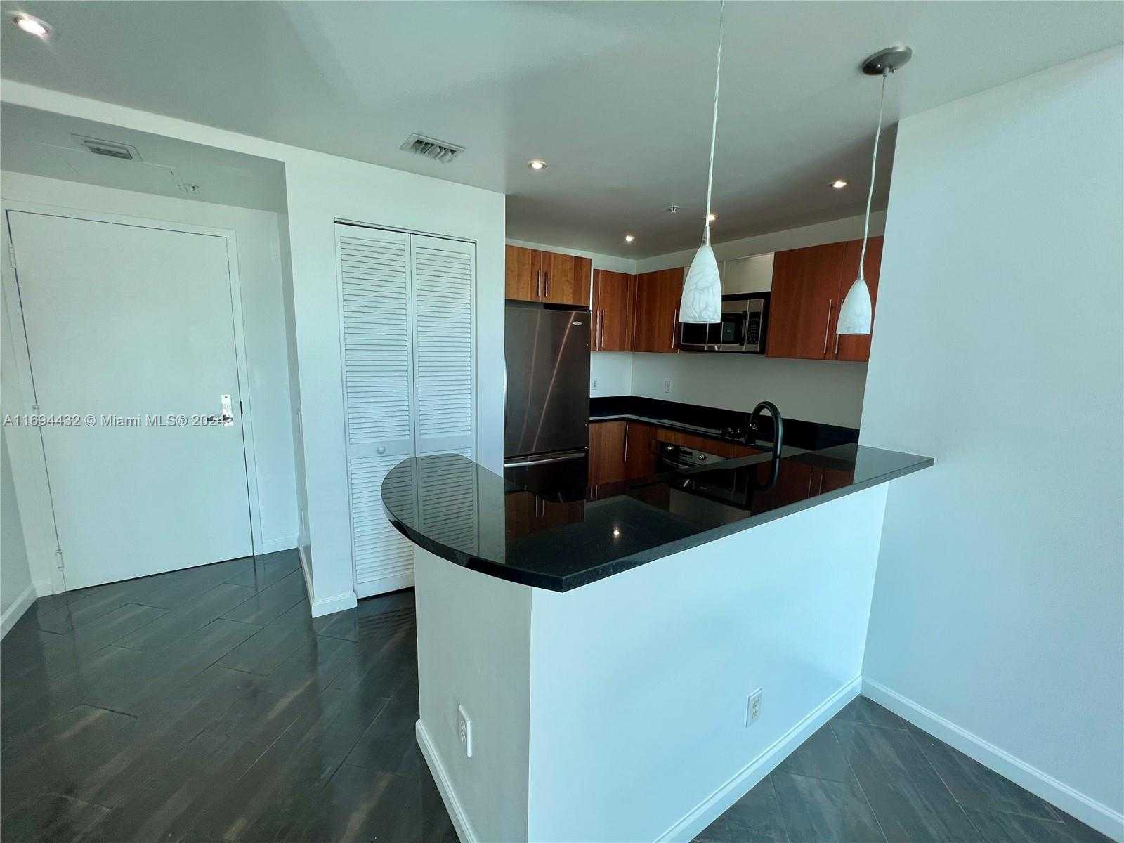 Small Image of 300 Biscayne Blvd, Miami, FL 33131, USA Number 4