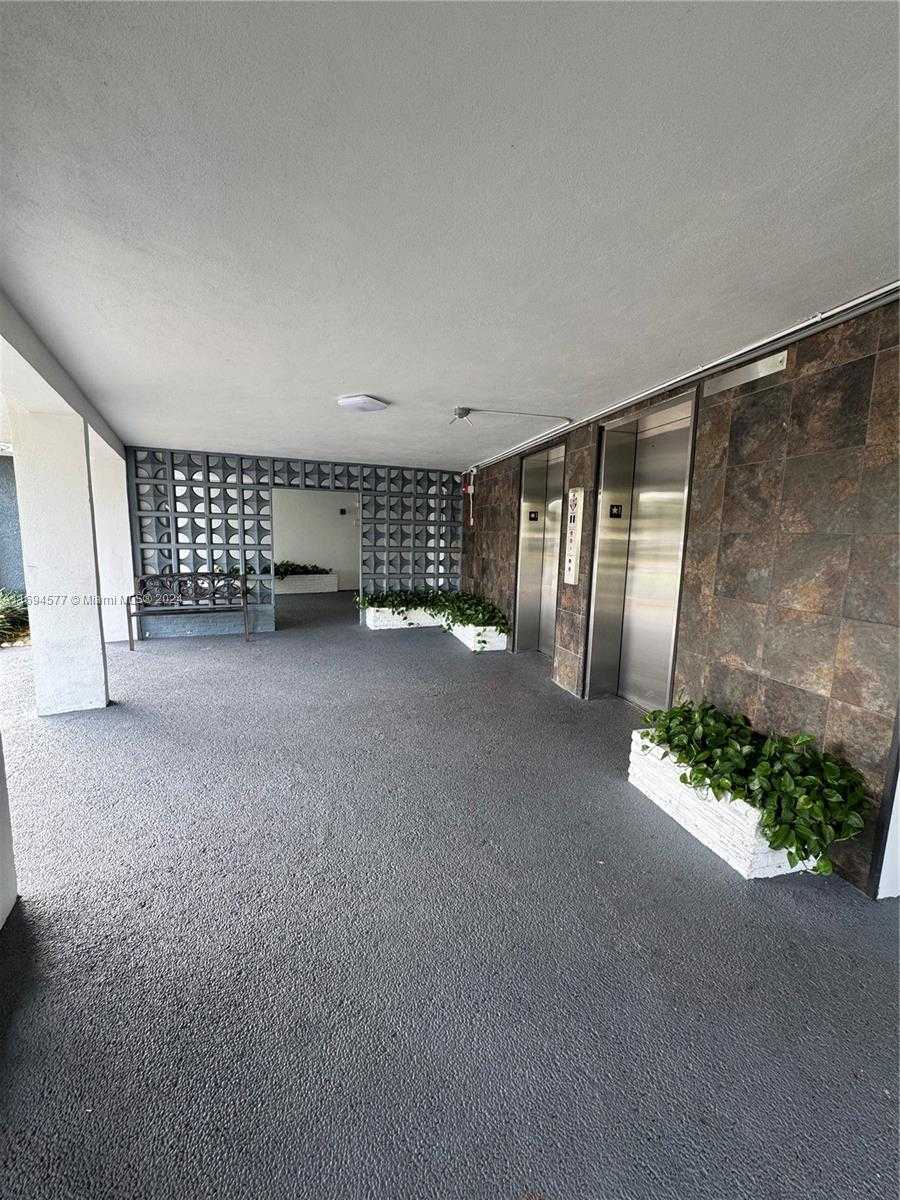 Small Image of 950 HILLCREST DR #302, Hollywood Number 11