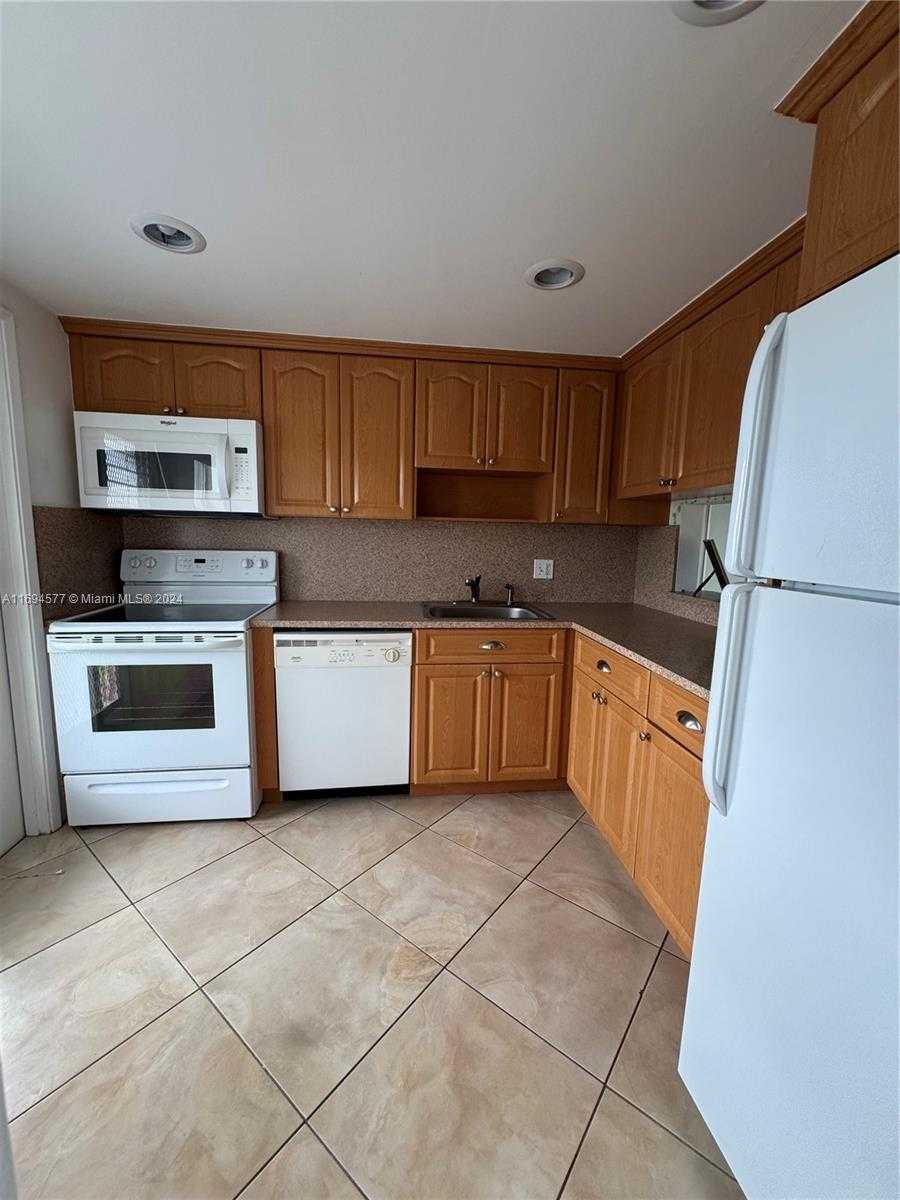 Small Image of 950 HILLCREST DR #302, Hollywood Number 15