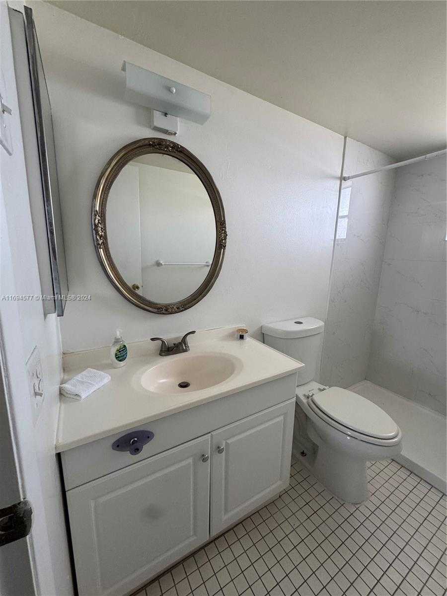 Small Image of 950 HILLCREST DR #302, Hollywood Number 2