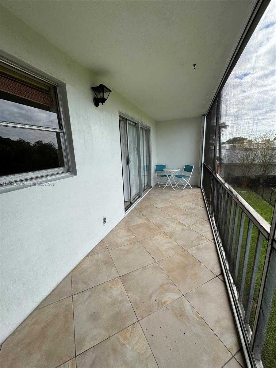 Small Image of 950 HILLCREST DR #302, Hollywood Number 3