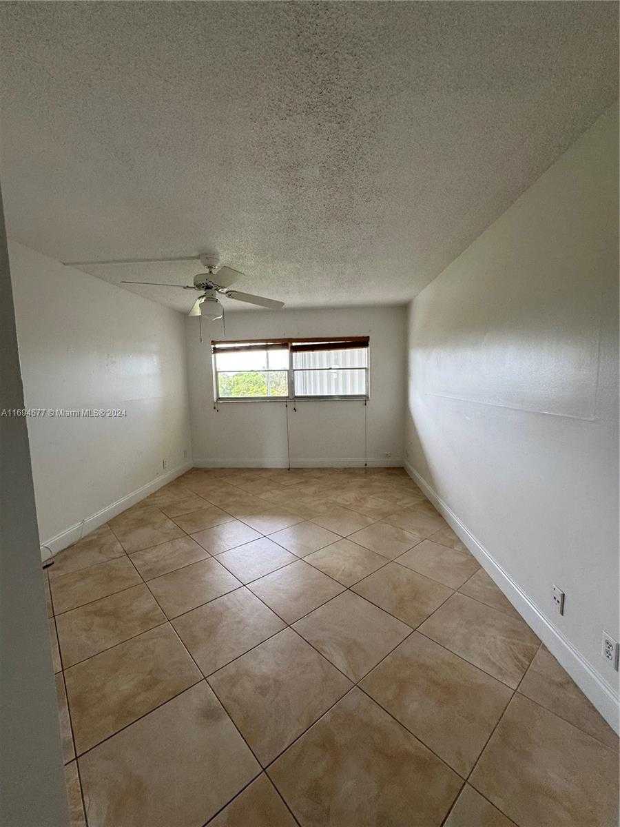 Small Image of 950 HILLCREST DR #302, Hollywood Number 4