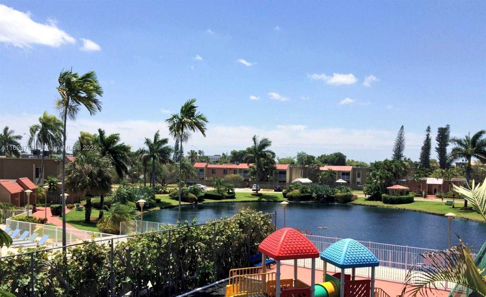 Small Image of 5201 GENEVA WAY #301, Doral Number 2