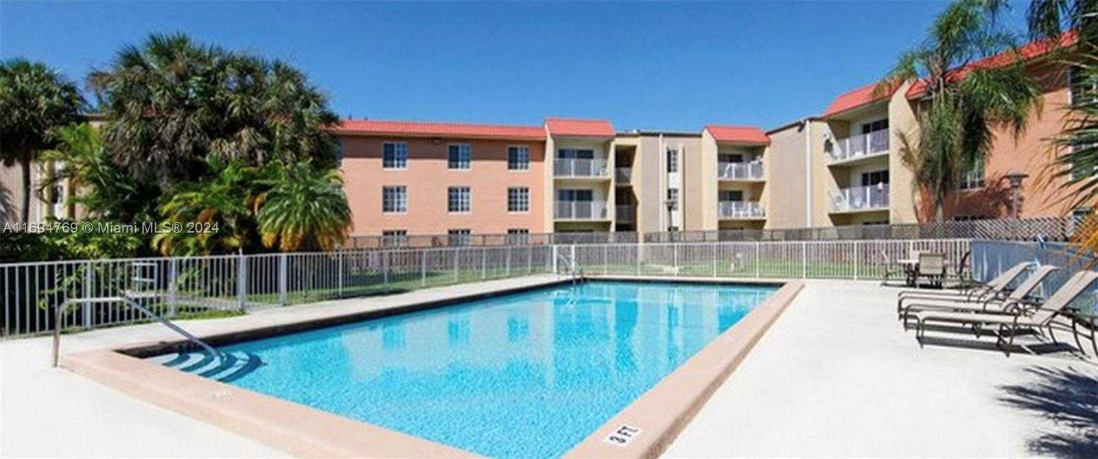 Small Image of 5201 GENEVA WAY #301, Doral Number 3