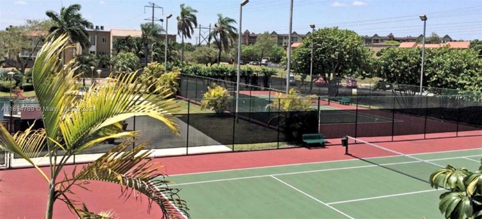 Small Image of 5201 GENEVA WAY #301, Doral Number 4