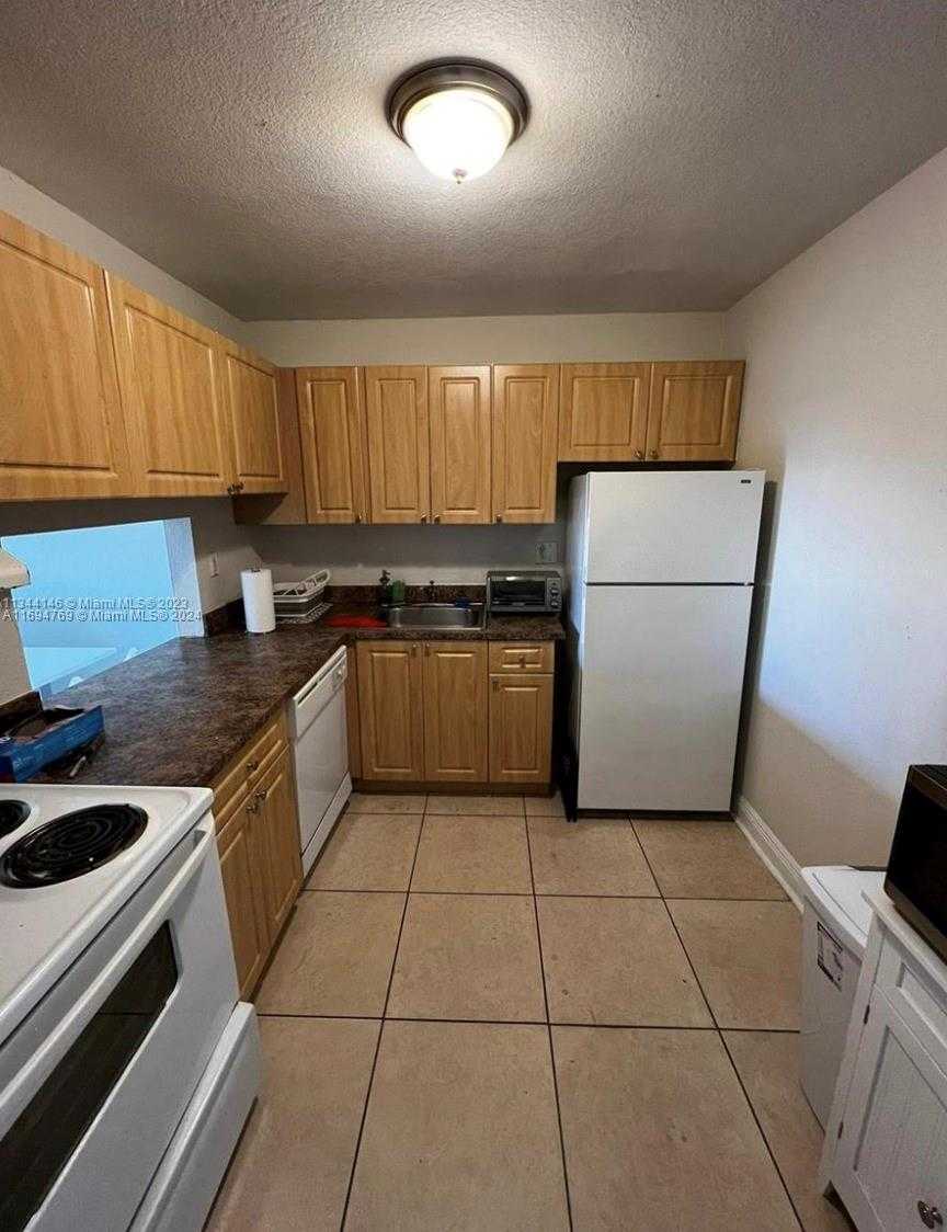Small Image of 5201 GENEVA WAY #301, Doral Number 6