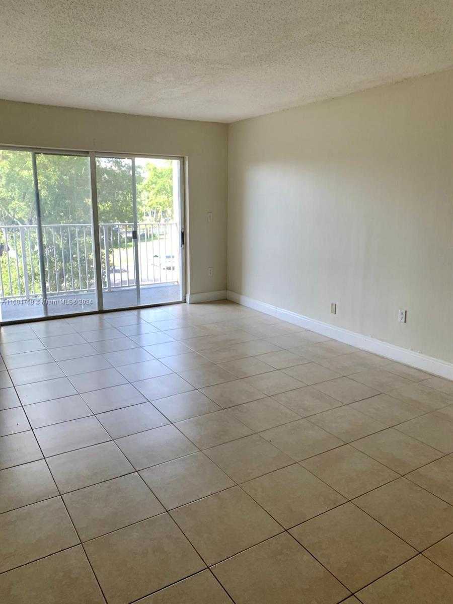 Small Image of 5201 GENEVA WAY #301, Doral Number 7