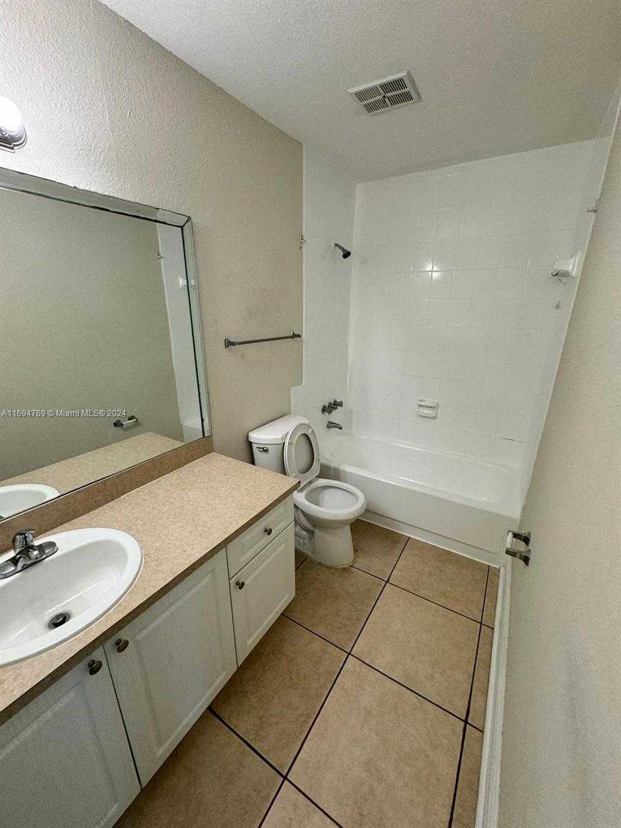 Small Image of 5201 GENEVA WAY #301, Doral Number 9