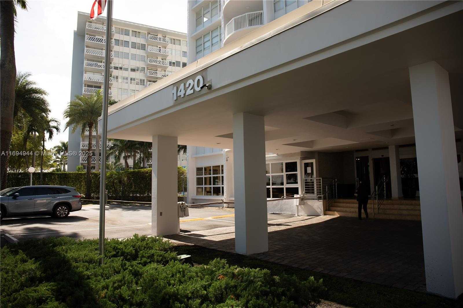 Small Image of 1420 BRICKELL BAY DR #1506D, Miami Number 35