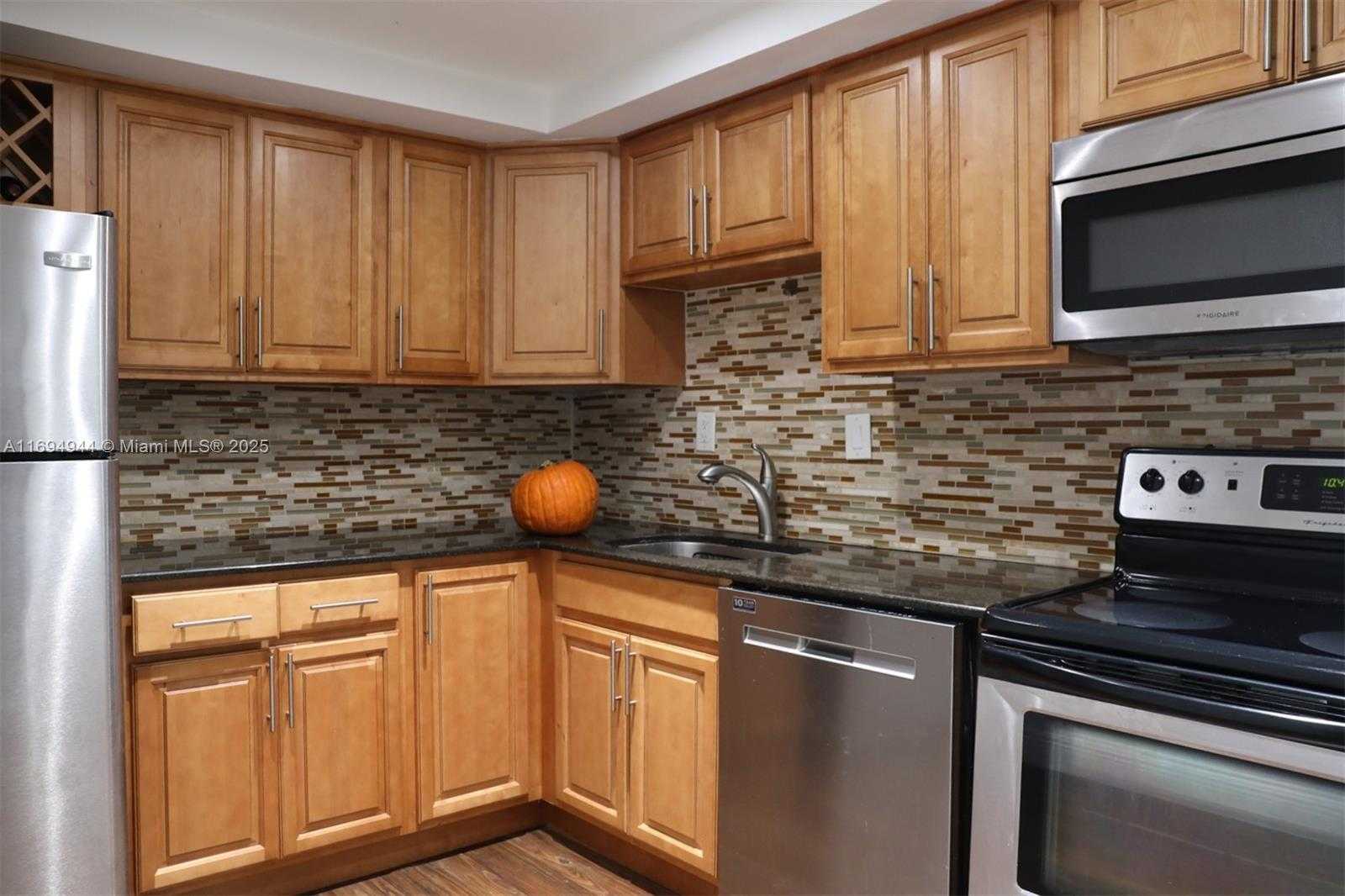 Small Image of 1420 BRICKELL BAY DR #1506D, Miami Number 4