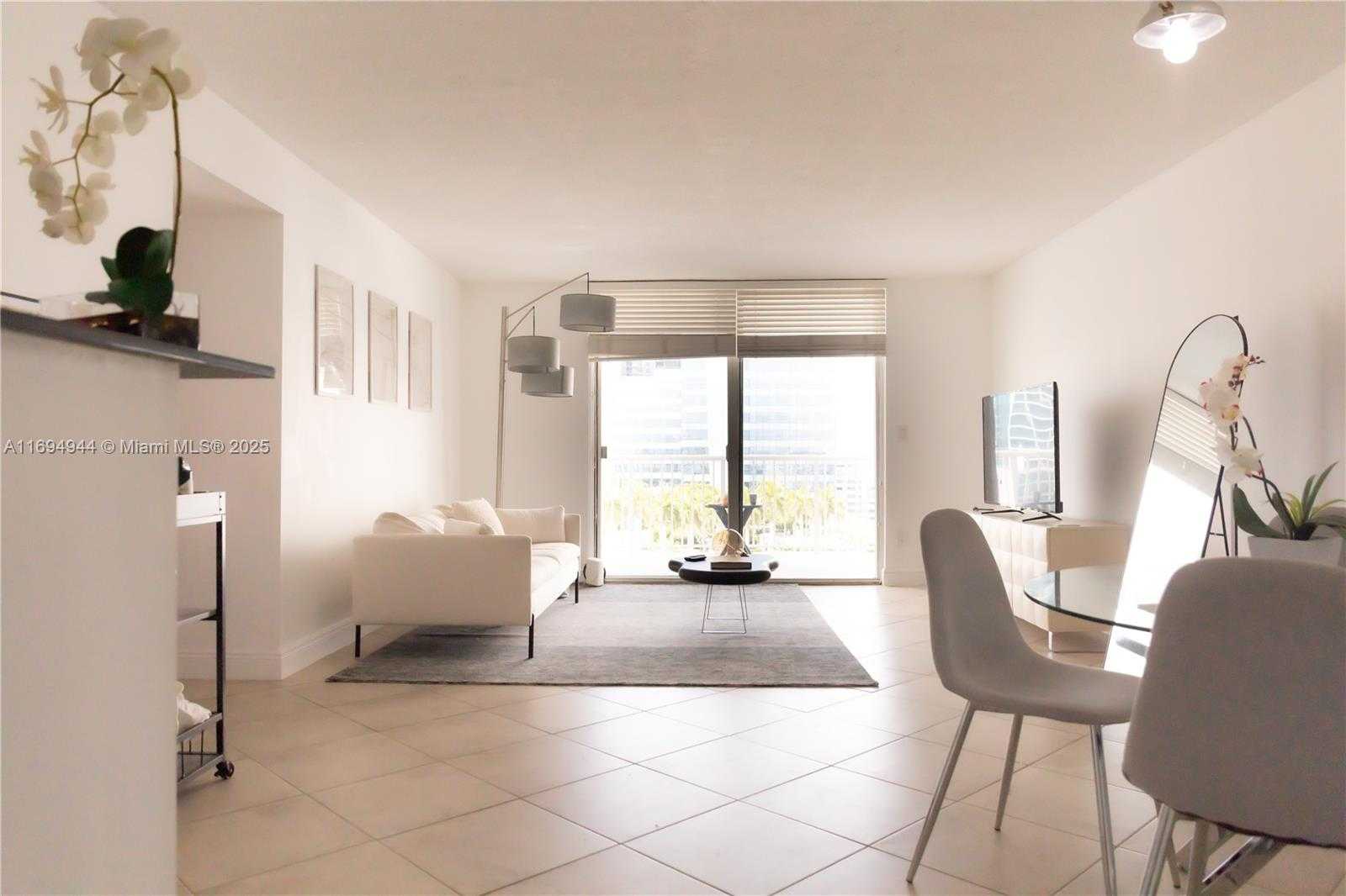 Small Image of 1420 BRICKELL BAY DR #1506D, Miami Number 6