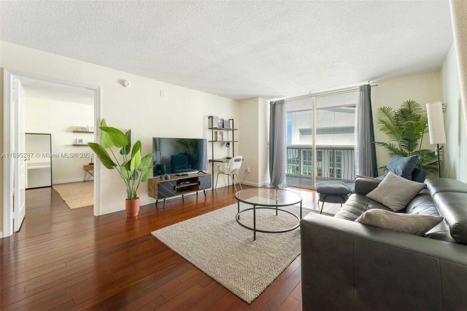 Small Image of 1200 BRICKELL BAY DR #2707, Miami Number 4