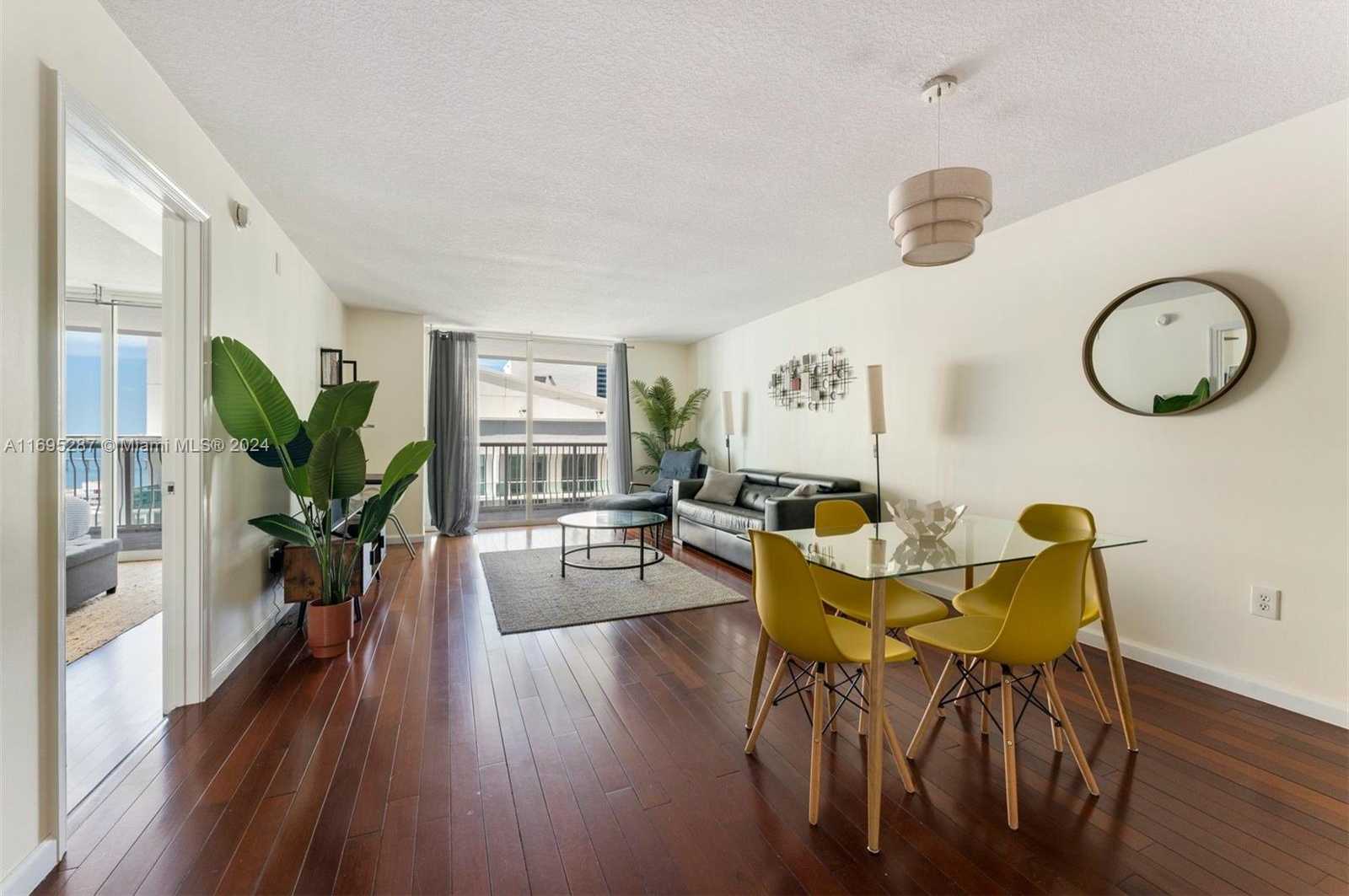Small Image of 1200 BRICKELL BAY DR #2707, Miami Number 8