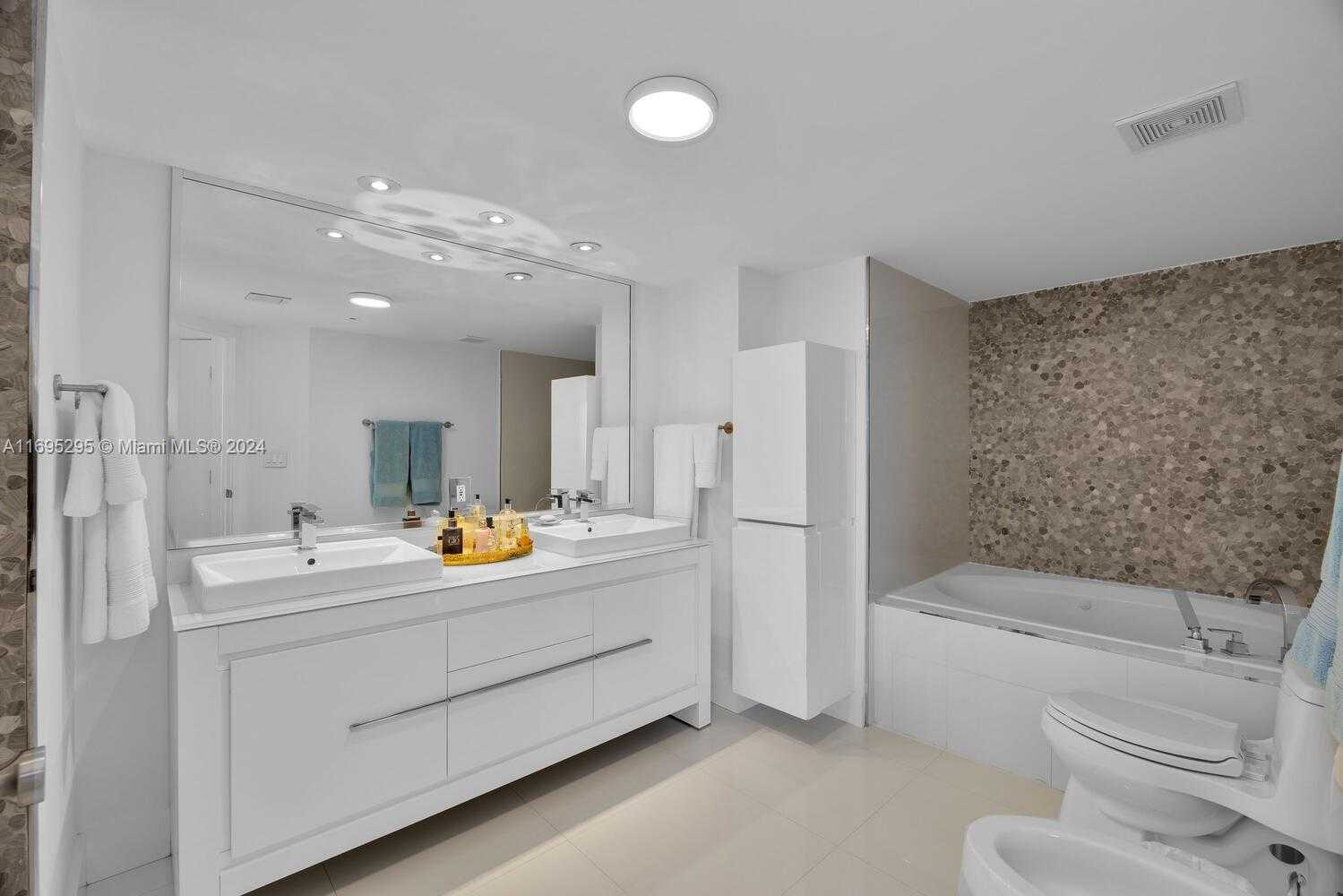 Small Image of 6301 COLLINS AVE #3101, Miami Beach Number 18