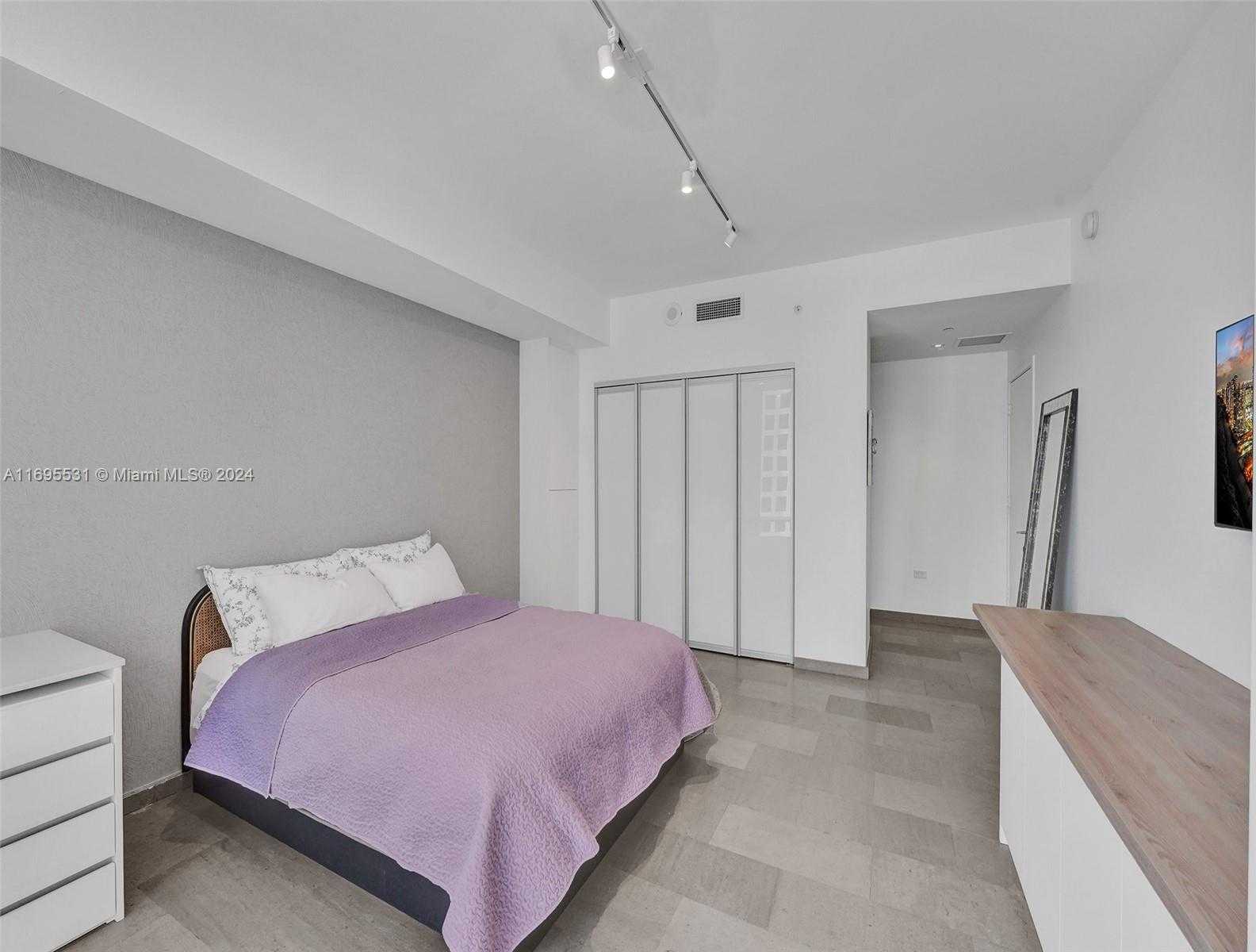 Small Image of 68 SOUTH EAST 6TH ST #2103, Miami Number 25