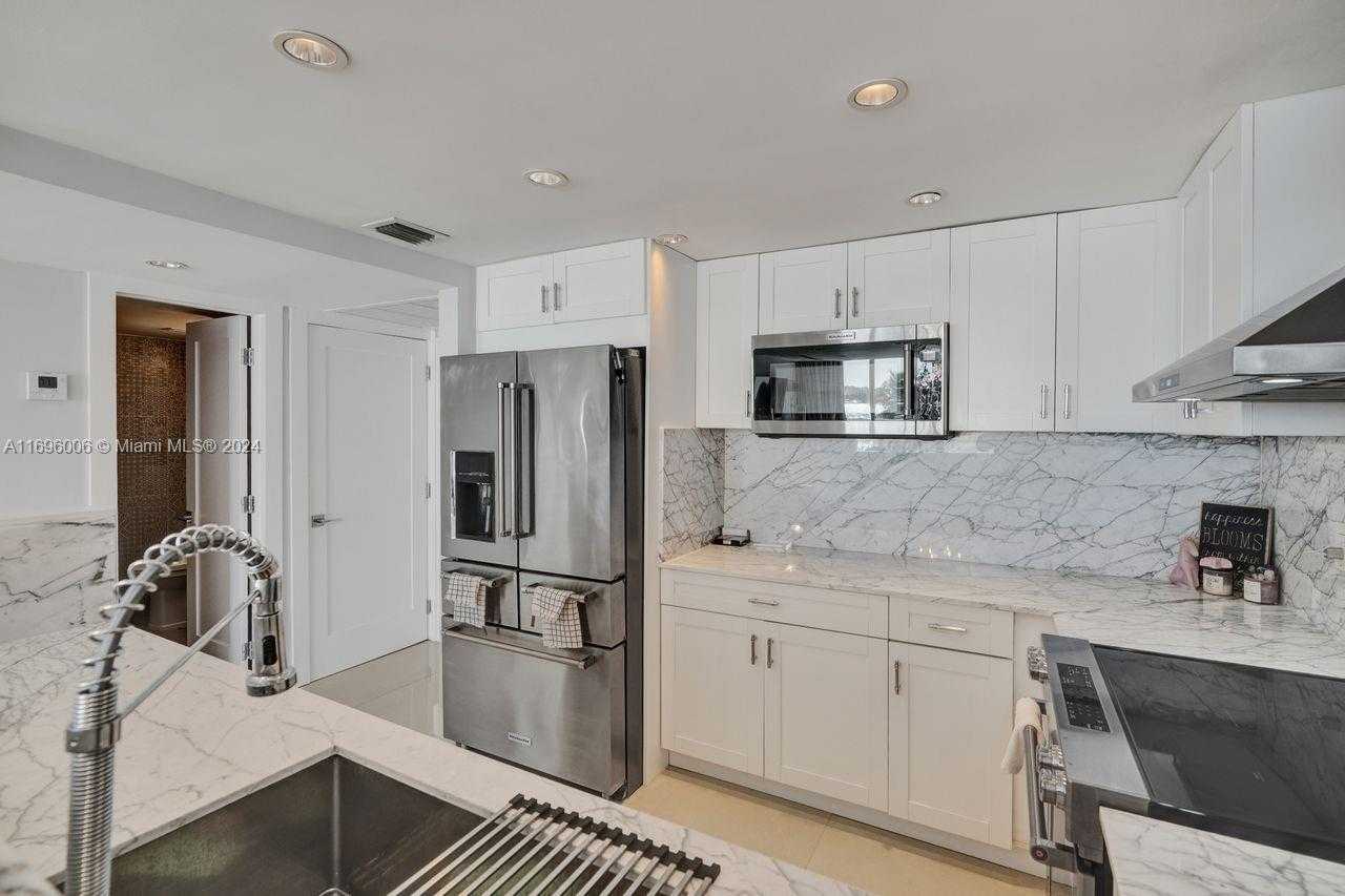 Small Image of 5838 COLLINS AVE #2F, Miami Beach Number 14