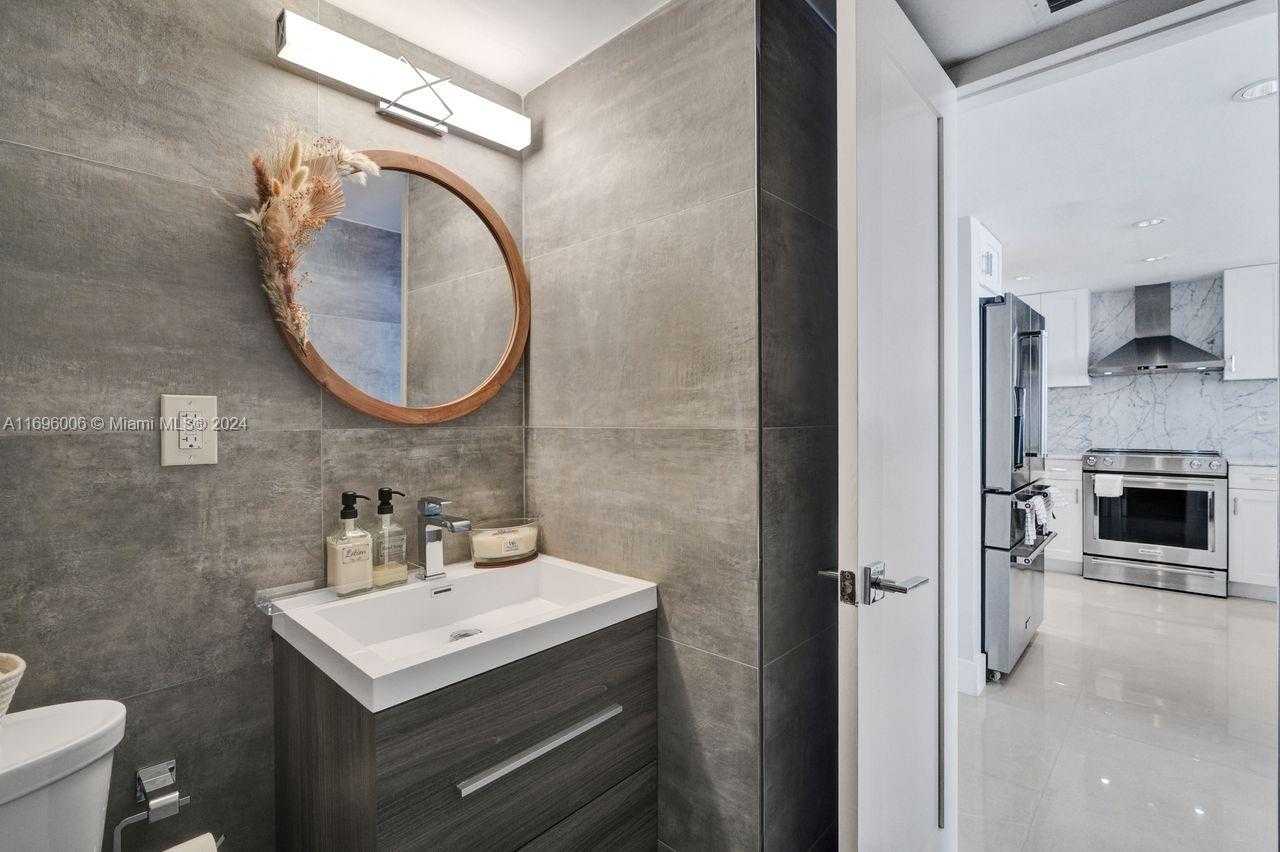 Small Image of 5838 COLLINS AVE #2F, Miami Beach Number 19
