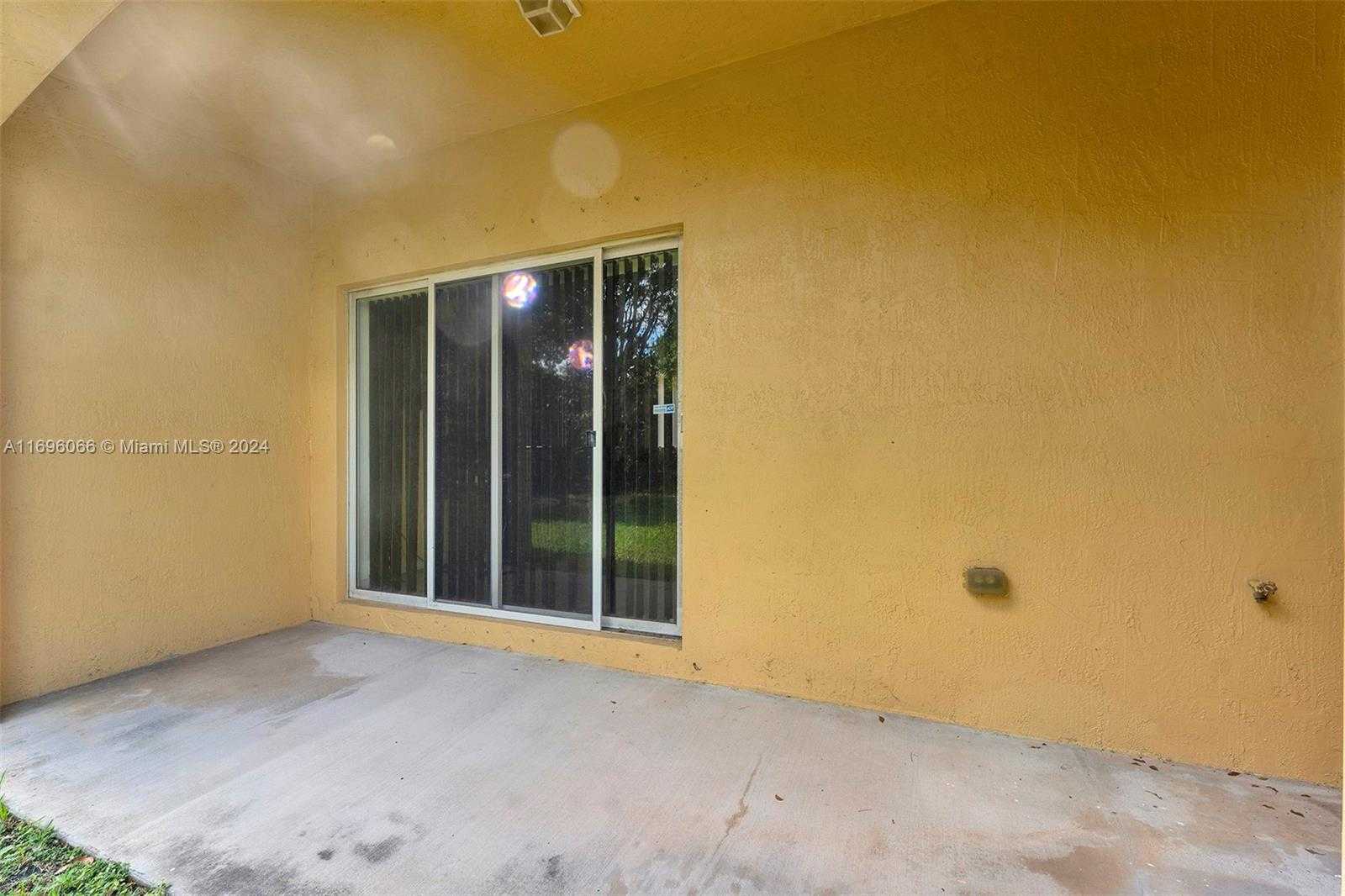 Small Image of 490 PRINCESS DR, Margate Number 11