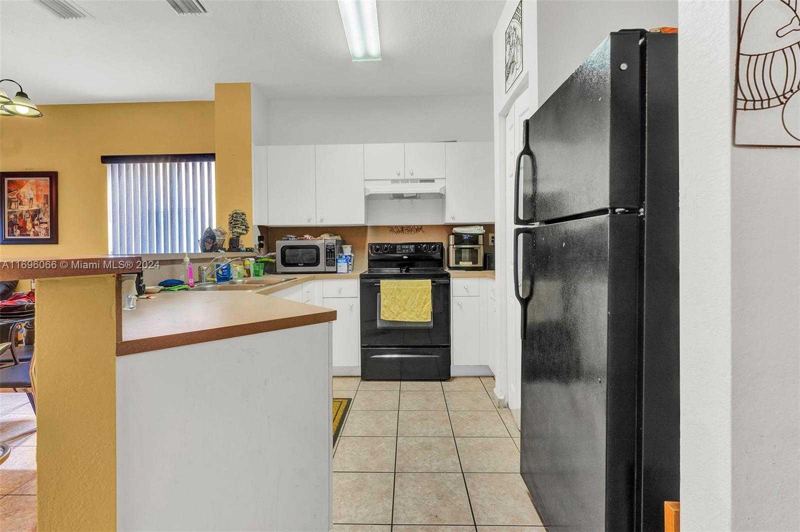 Small Image of 490 PRINCESS DR, Margate Number 12