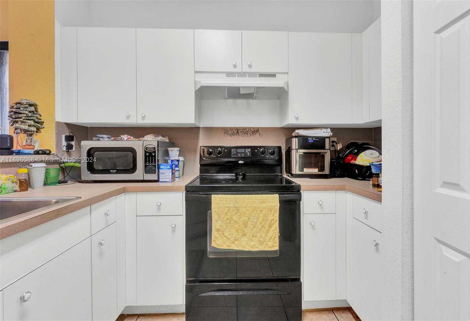 Small Image of 490 PRINCESS DR, Margate Number 13