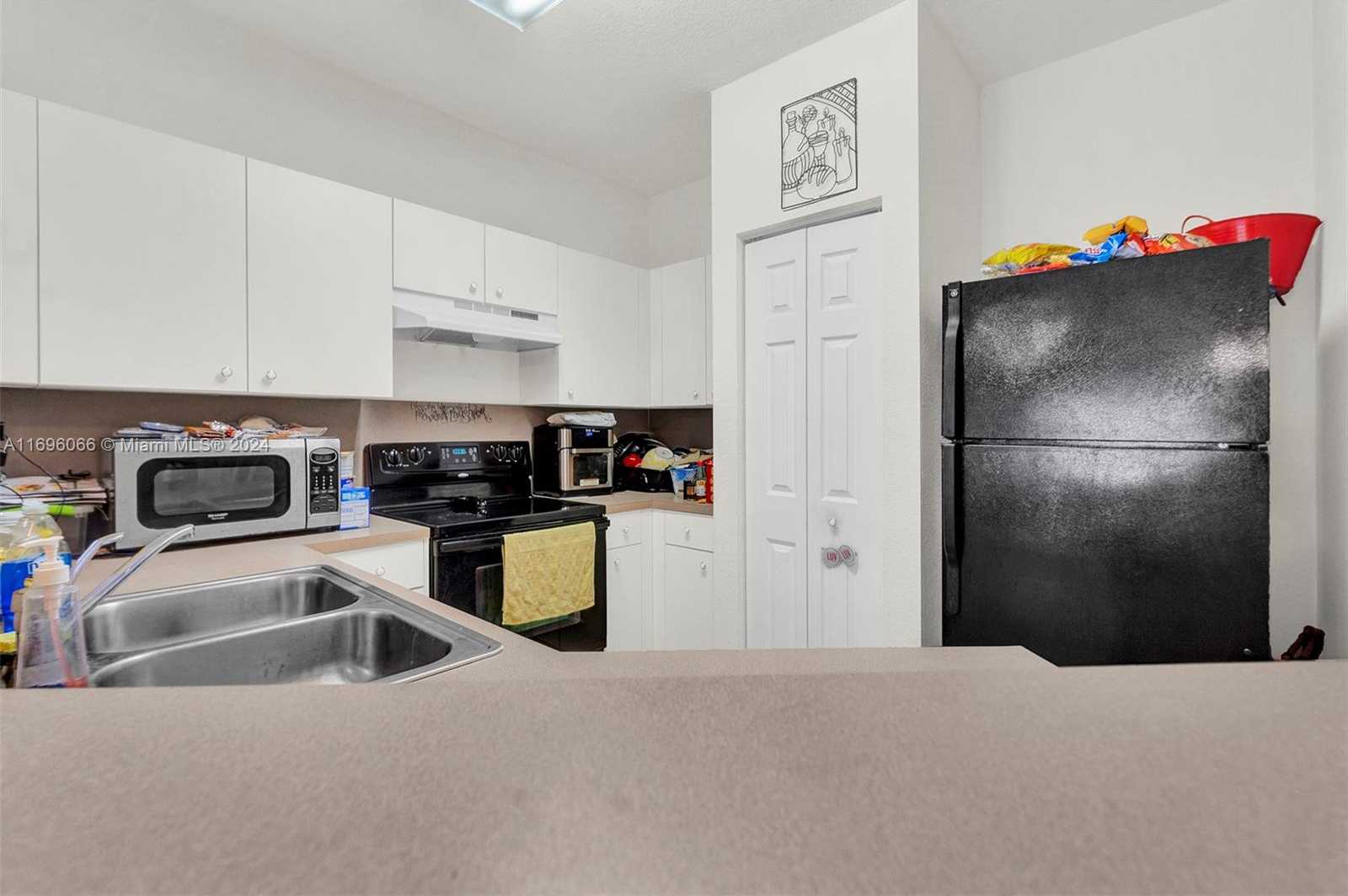 Small Image of 490 PRINCESS DR, Margate Number 14