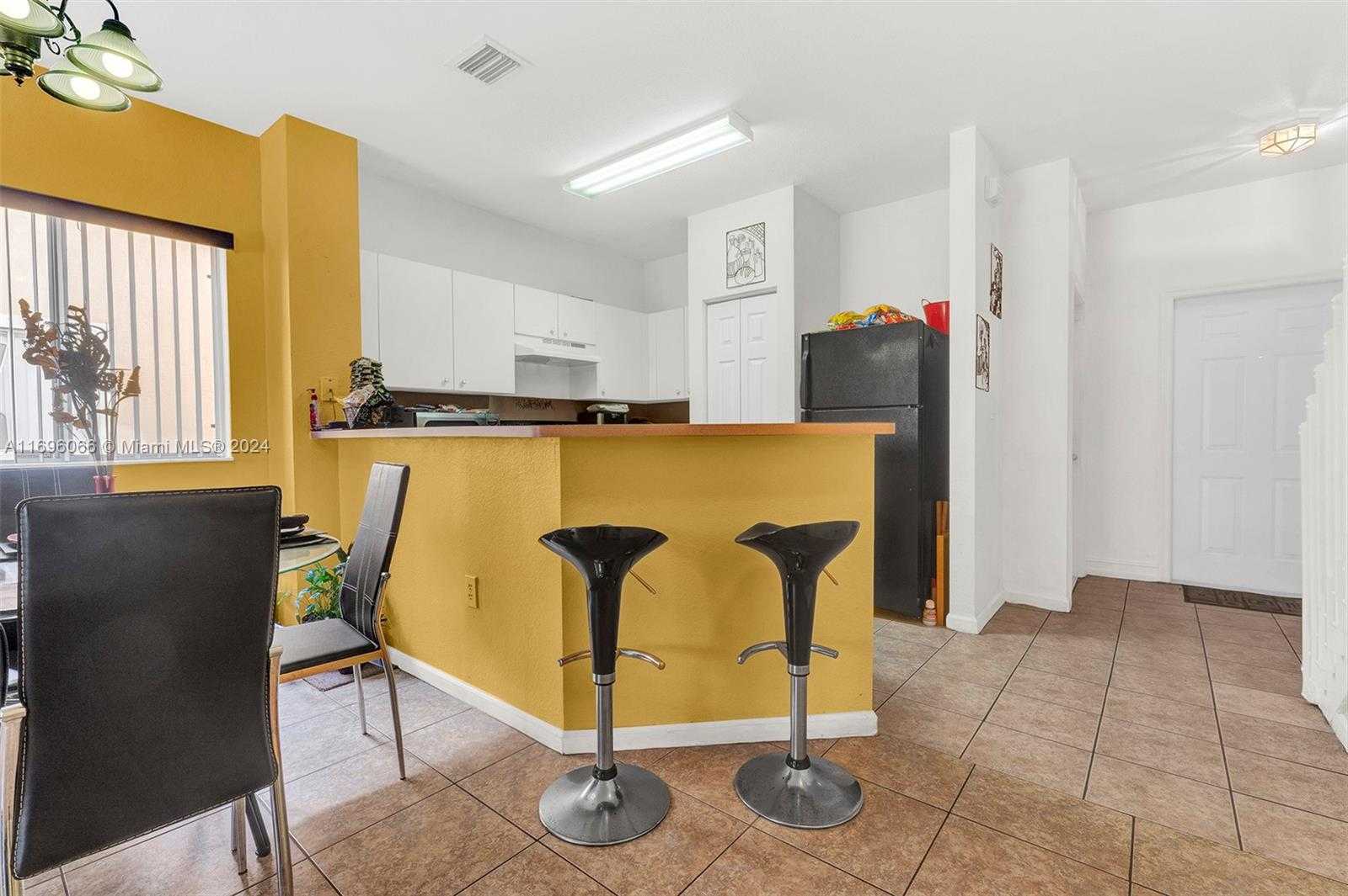 Small Image of 490 PRINCESS DR, Margate Number 16