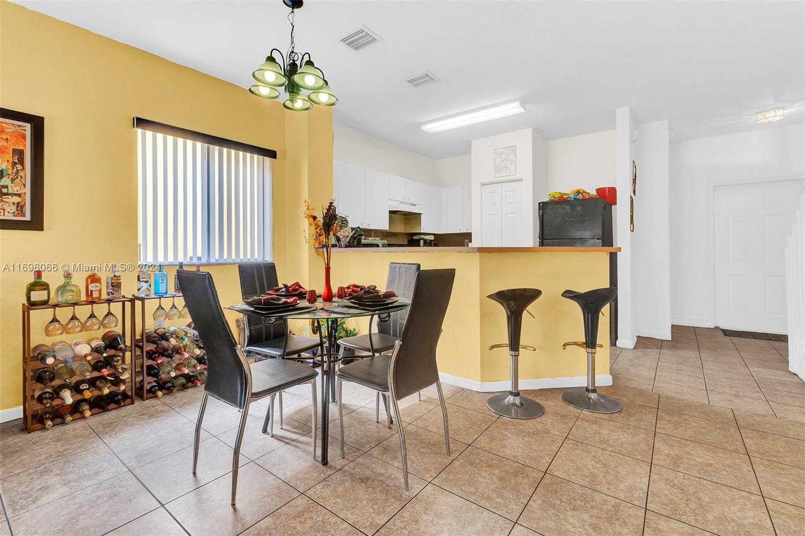 Small Image of 490 PRINCESS DR, Margate Number 17