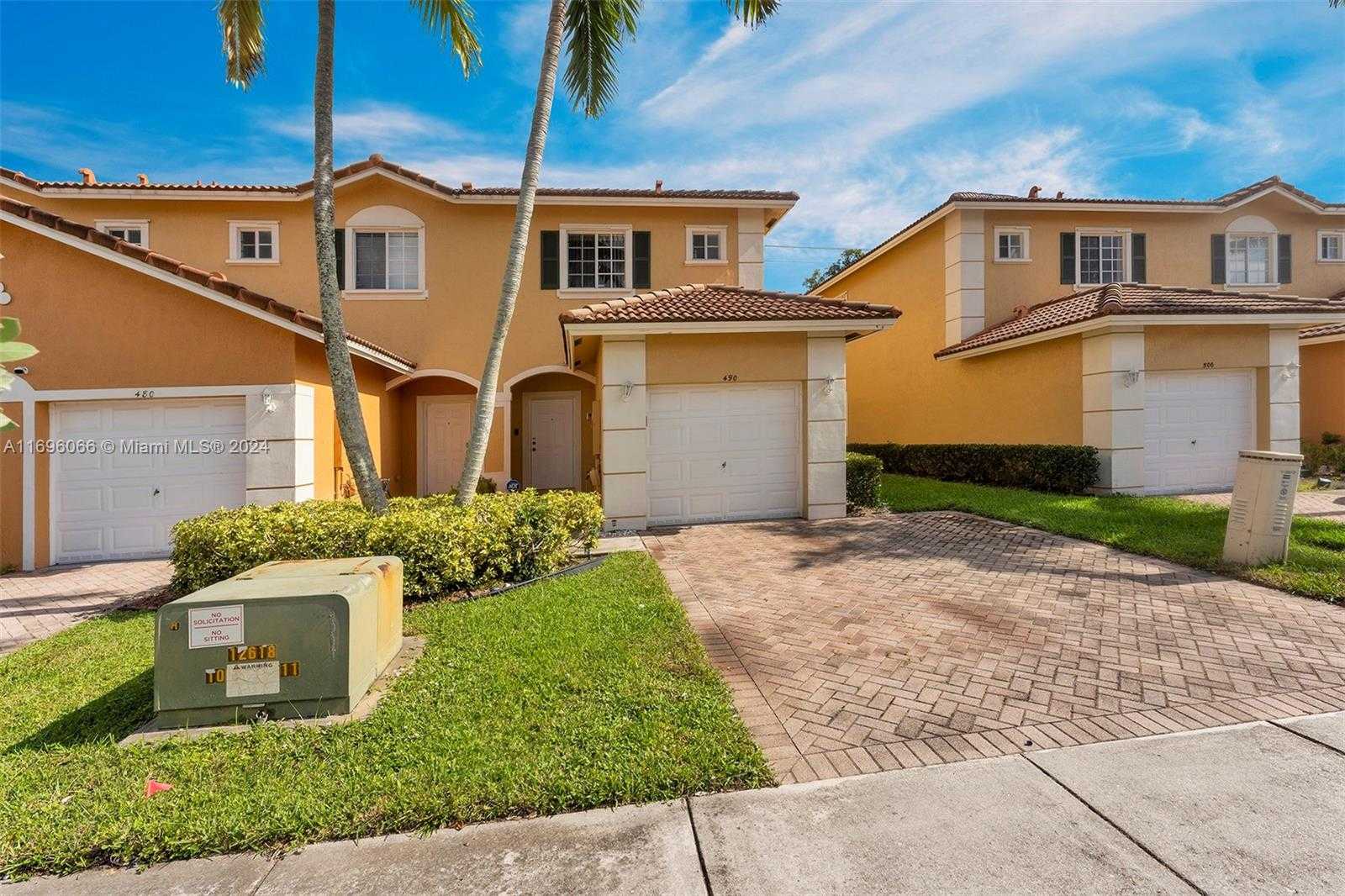 Small Image of 490 PRINCESS DR, Margate Number 3