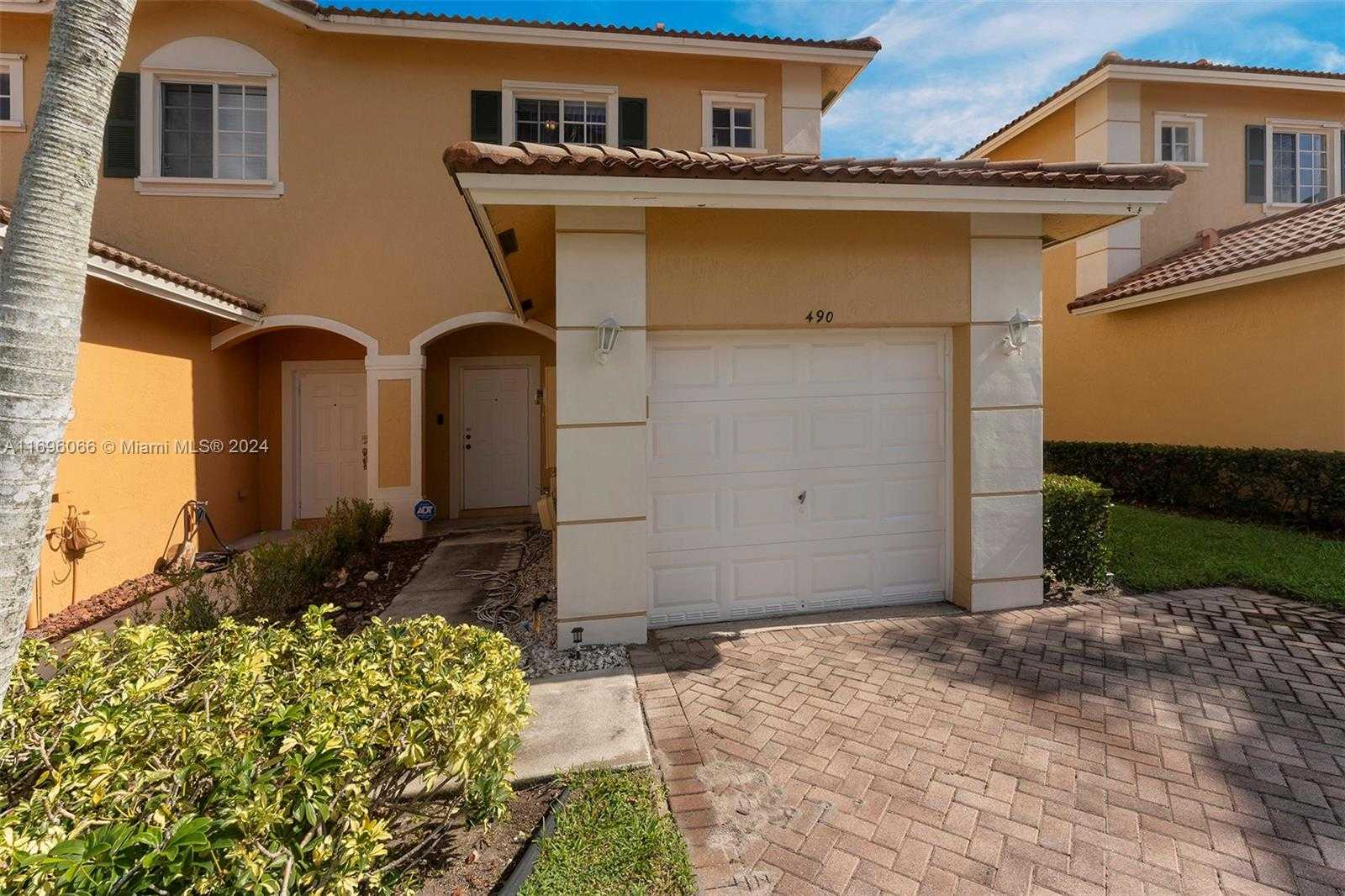 Small Image of 490 PRINCESS DR, Margate Number 4