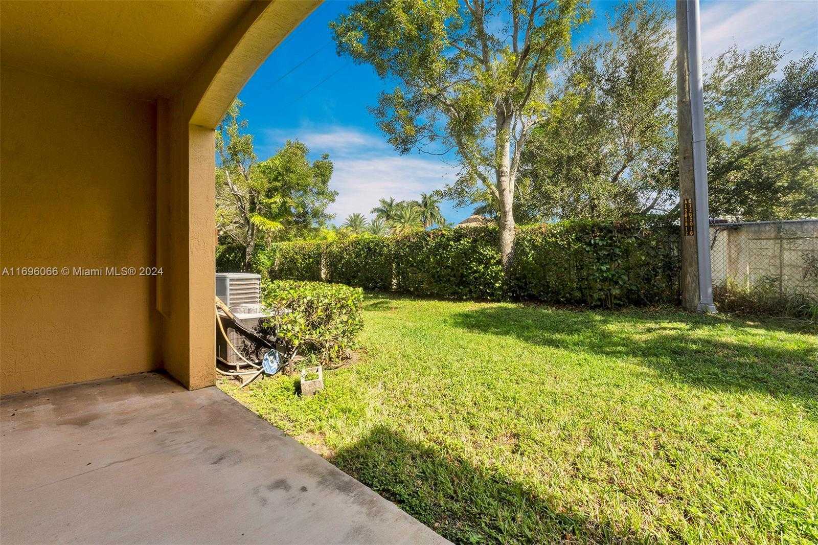 Small Image of 490 PRINCESS DR, Margate Number 9