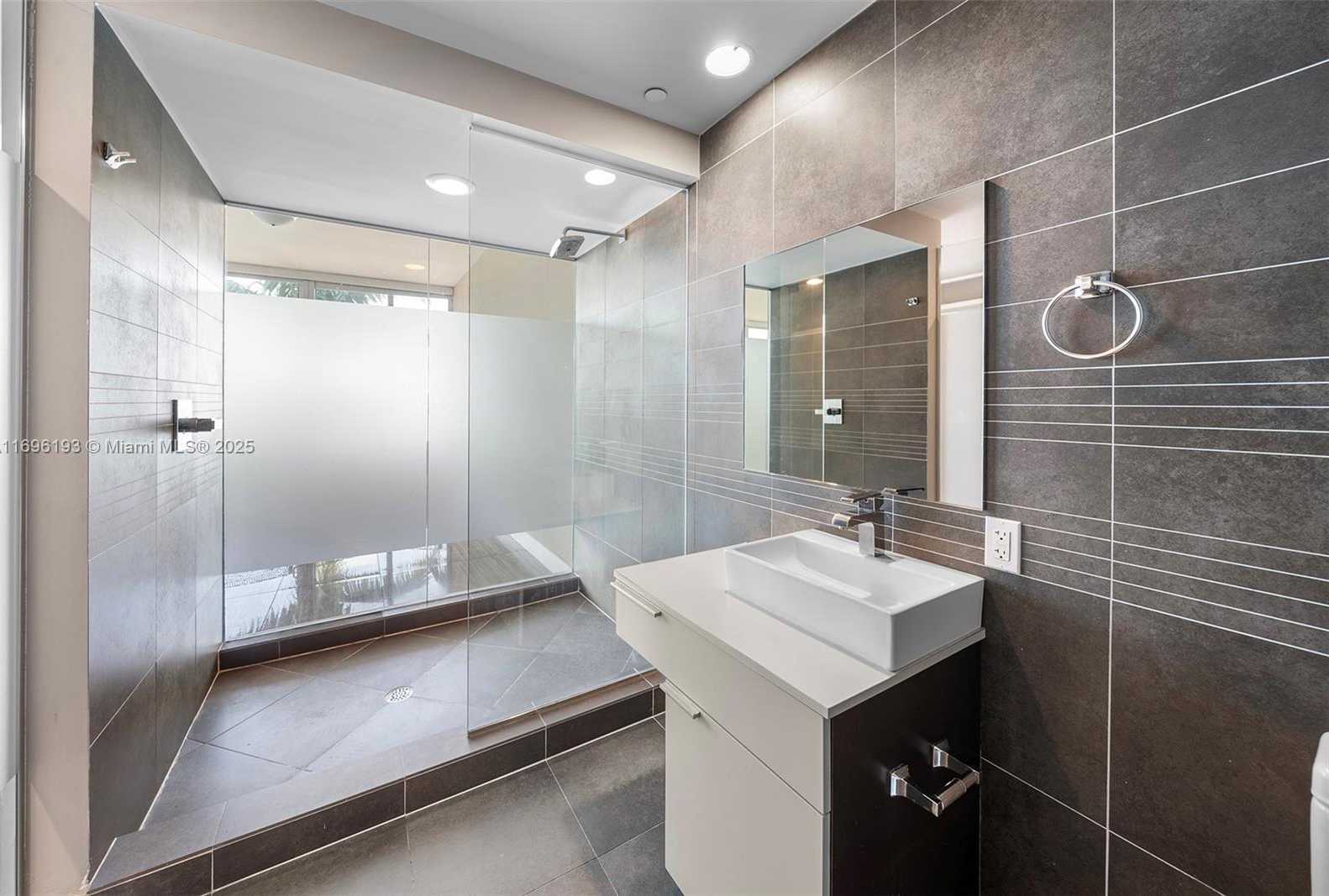 Small Image of 2100 PARK AVE #207, Miami Beach Number 36